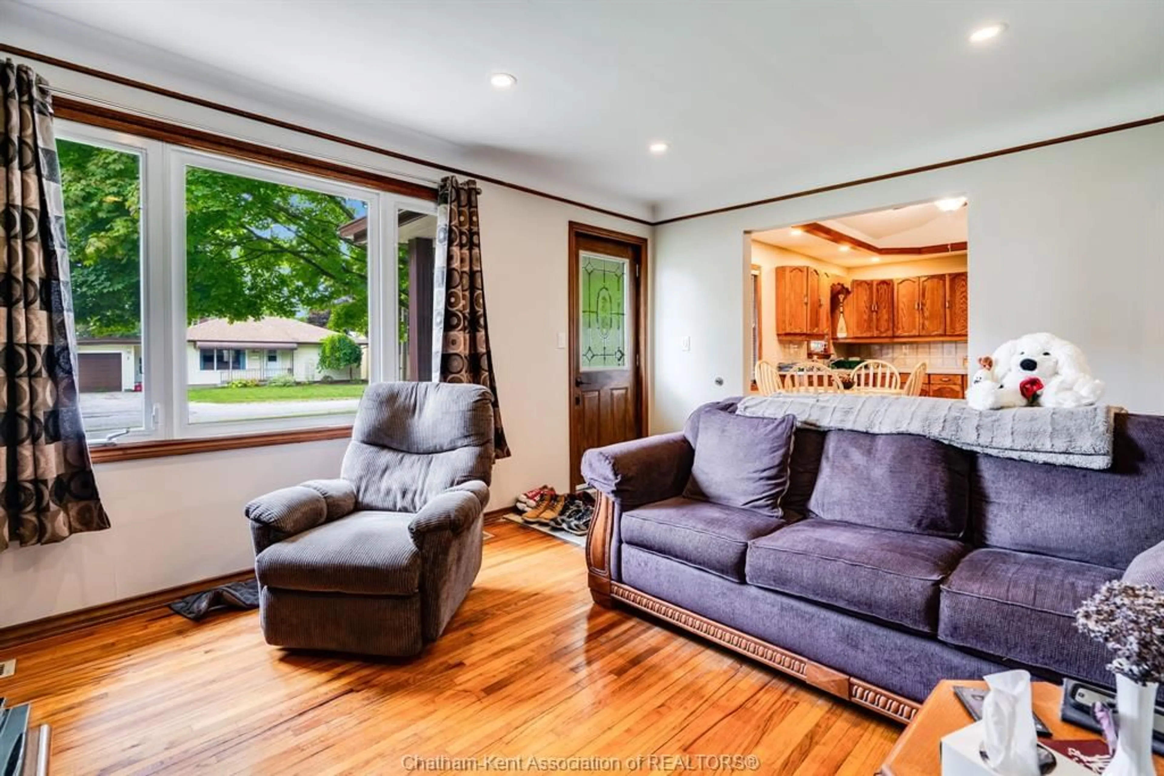 Living room with furniture, wood/laminate floor for 3088 PARKWOOD Ave, Windsor Ontario N8W 2K4