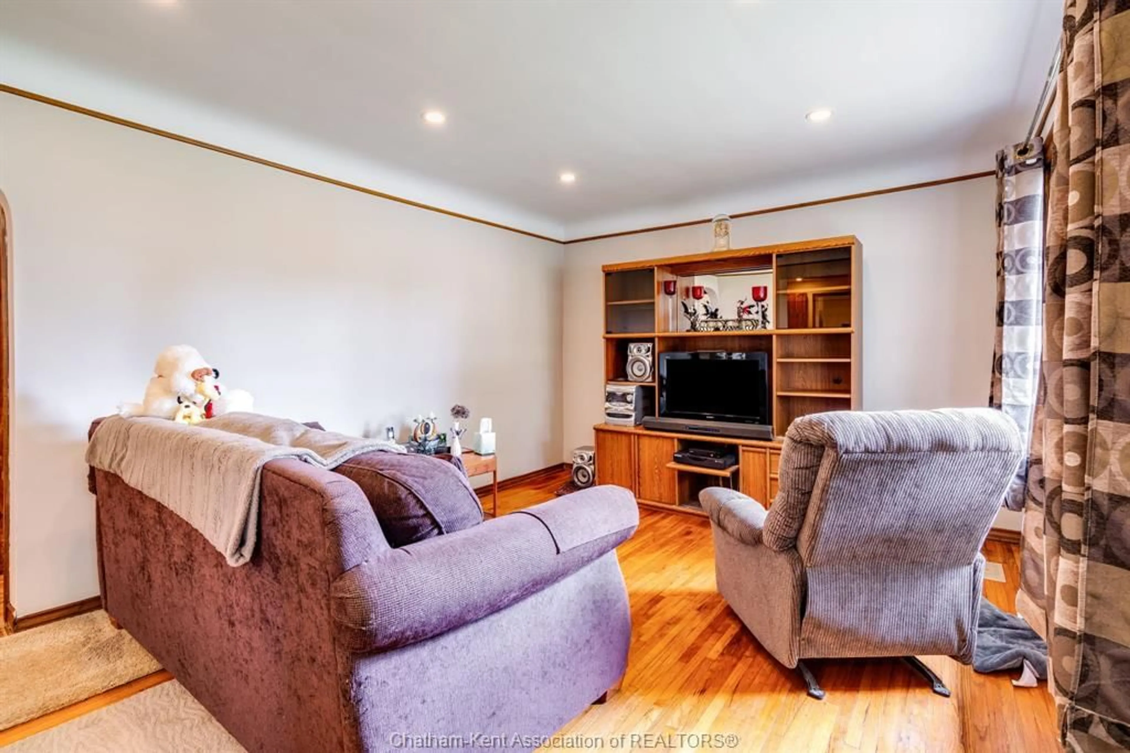 Living room with furniture, wood/laminate floor for 3088 PARKWOOD Ave, Windsor Ontario N8W 2K4