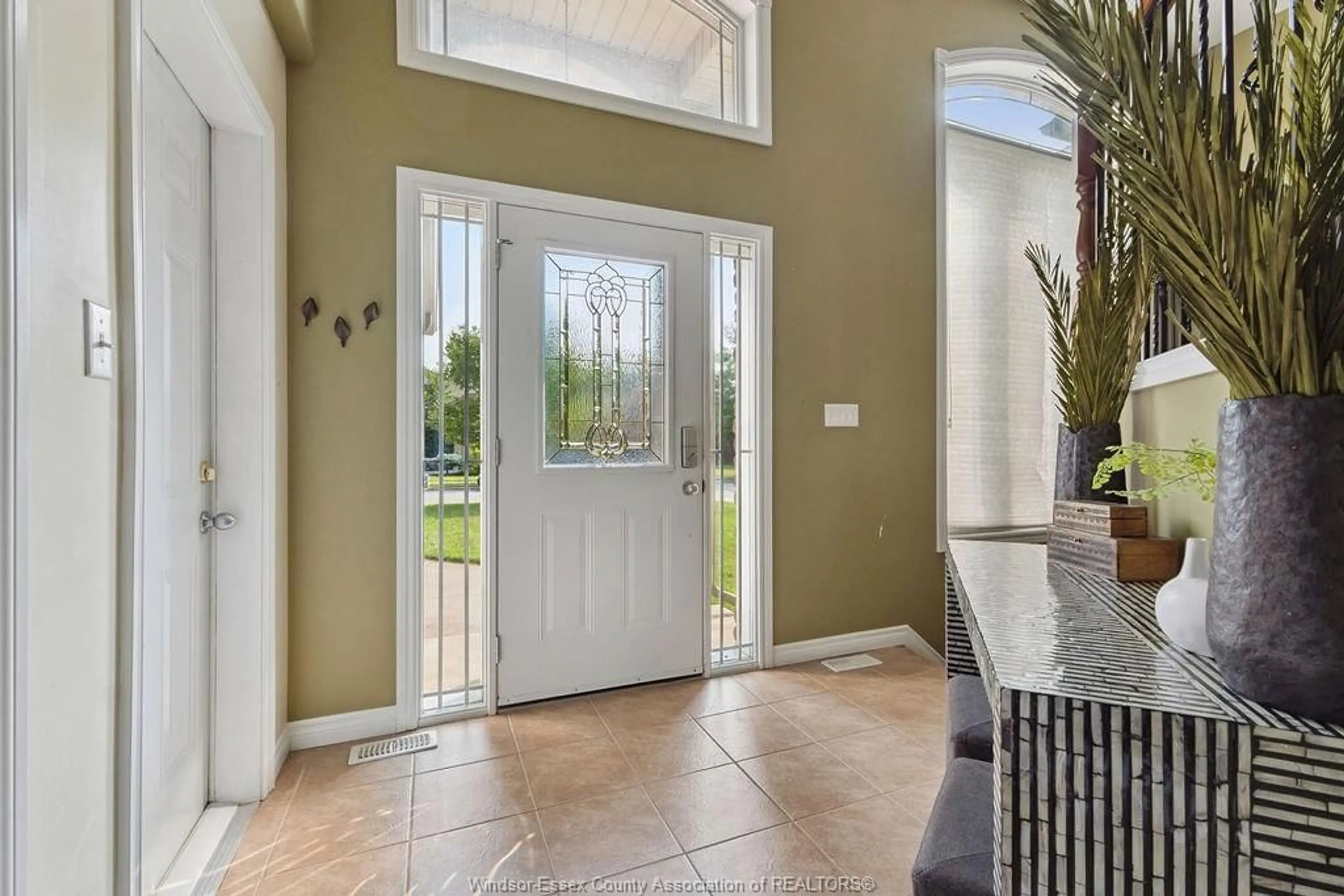 Indoor entryway for 695 INTERNATIONAL Ave, LaSalle Ontario N9J 0A5