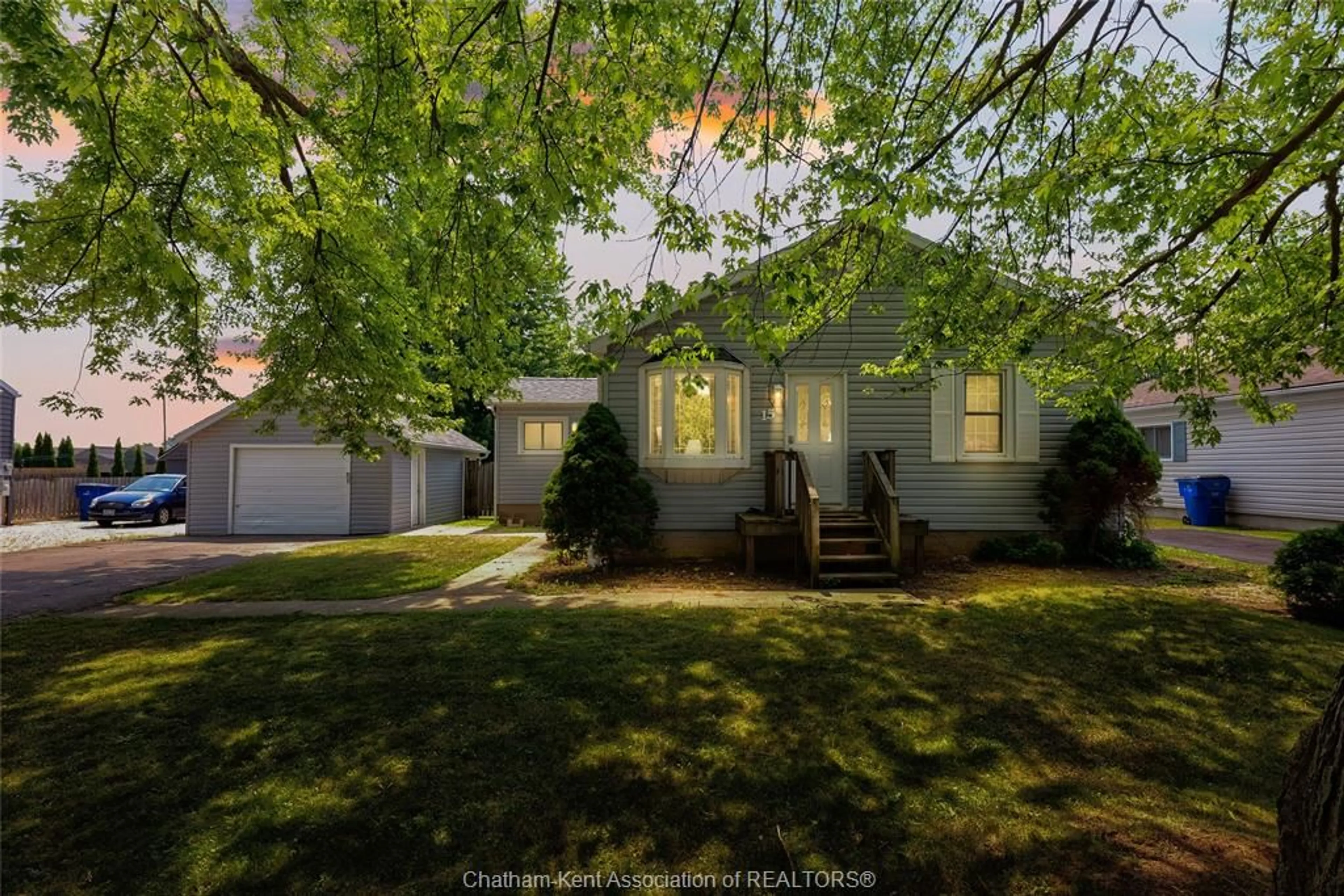 A pic from outside/outdoor area/front of a property/back of a property/a pic from drone, street for 15 Oriole Pky, Chatham Ontario N7L 5J5