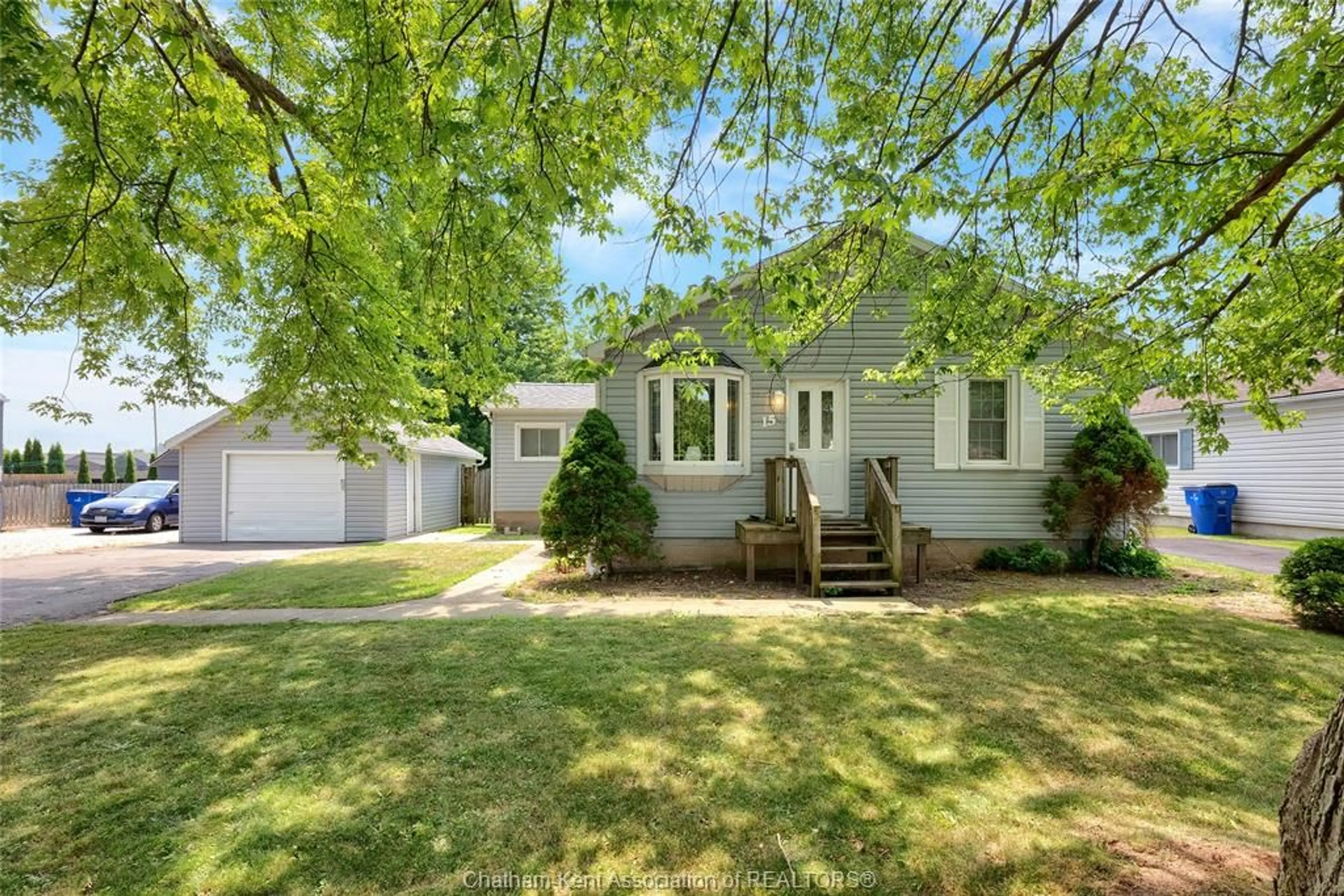 Home with vinyl exterior material, street for 15 Oriole Pky, Chatham Ontario N7L 5J5