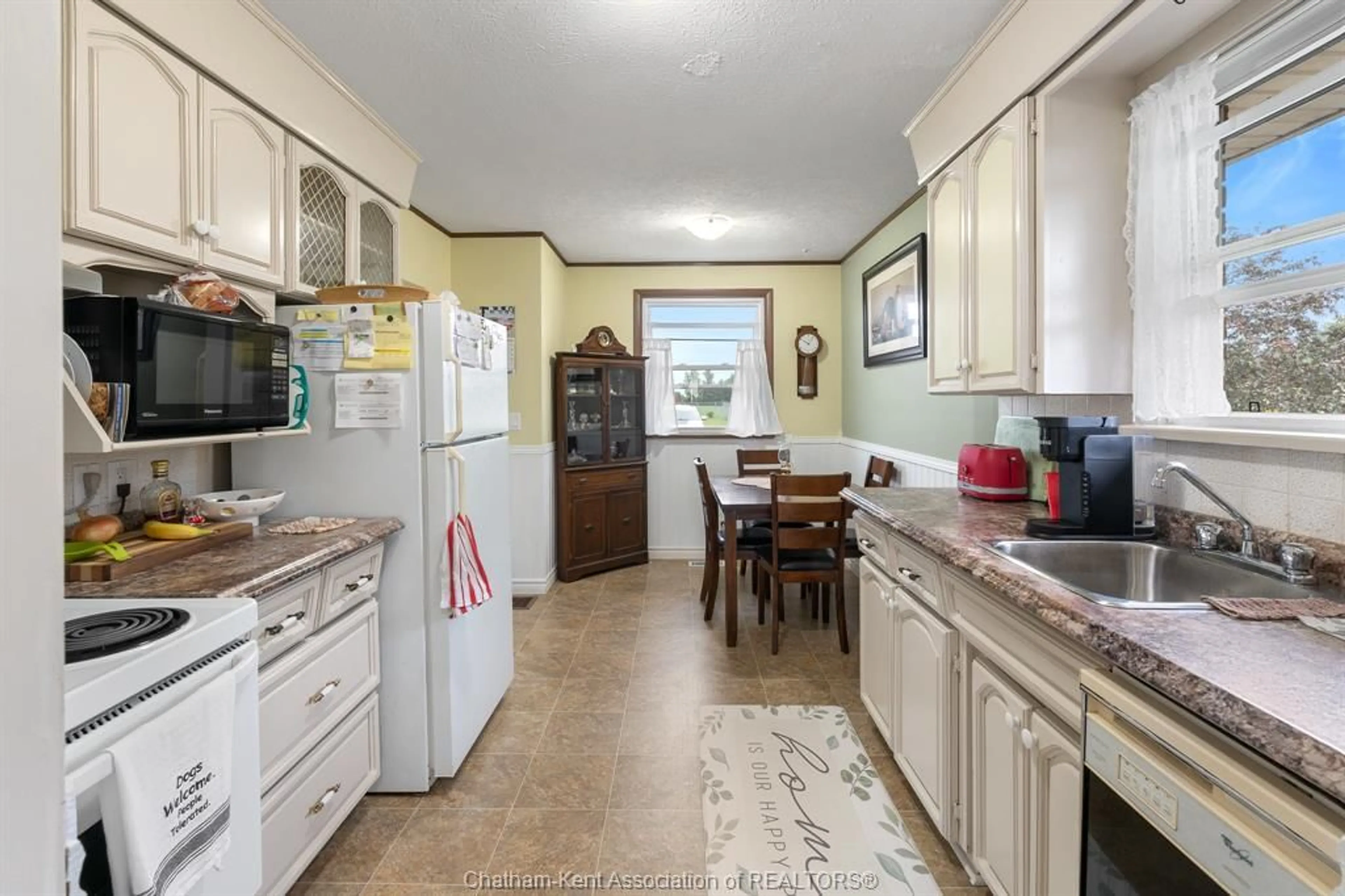 Standard kitchen, ceramic/tile floor for 7039 BASE Line, Wallaceburg Ontario N8A 1A2