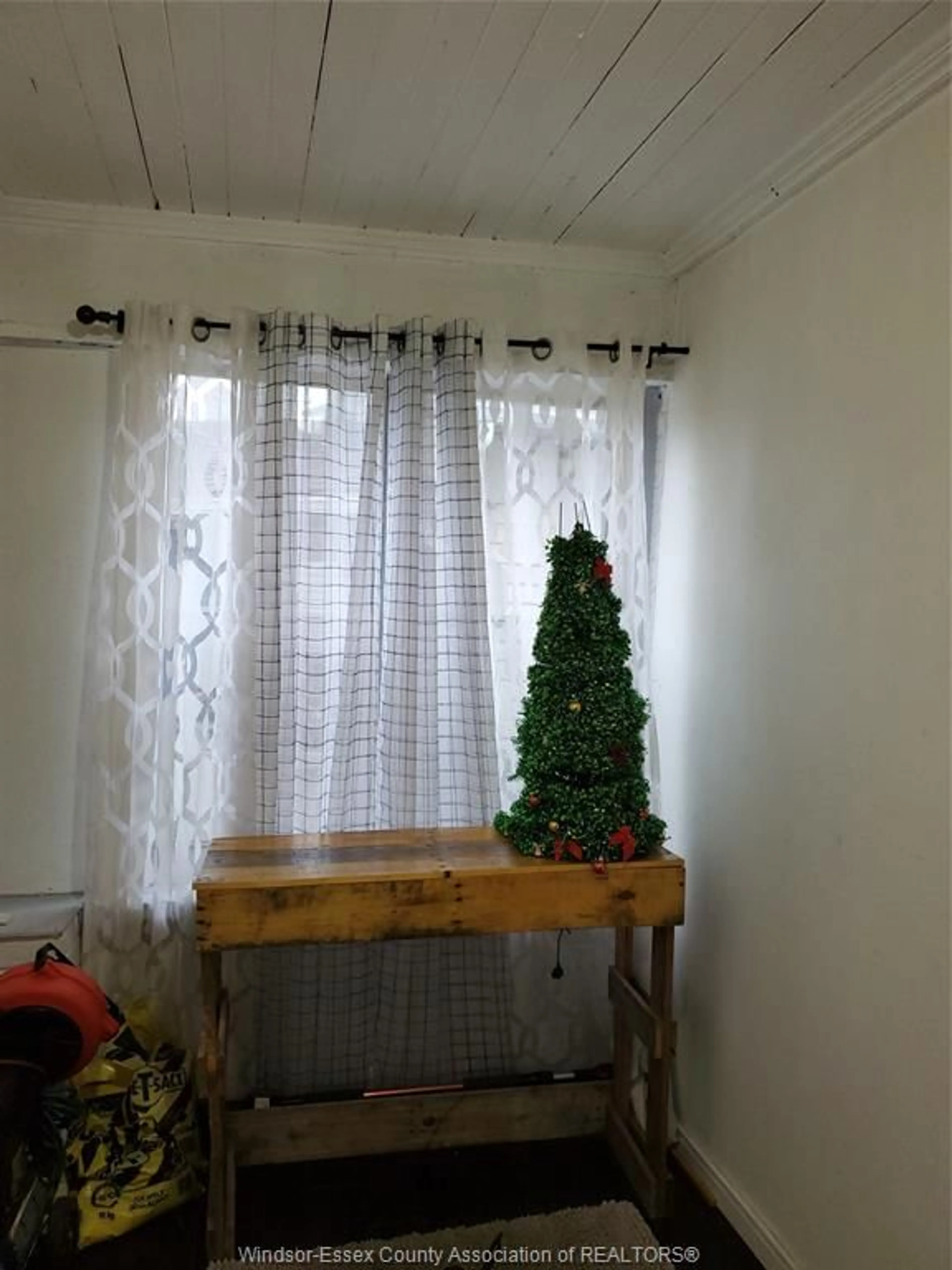 A pic of a room for 1390 HOWARD AVE, Windsor Ontario N8X 3T2