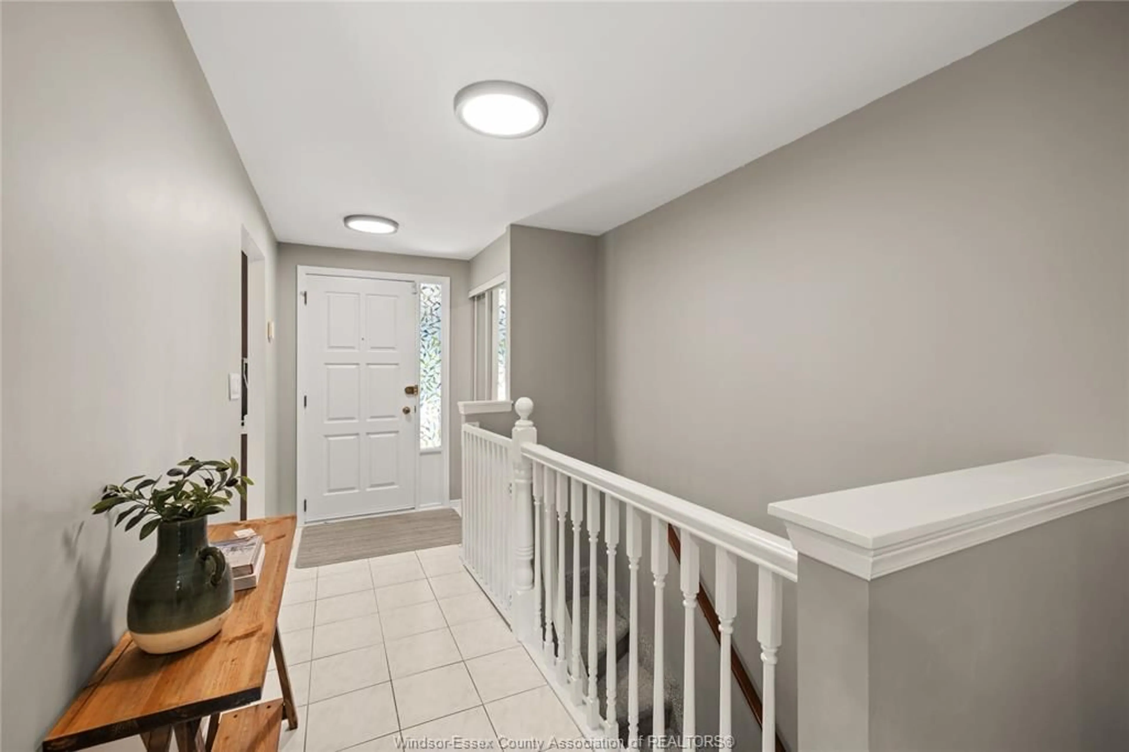 Indoor entryway for 13154 DILLON Dr, Tecumseh Ontario N8N 3M9