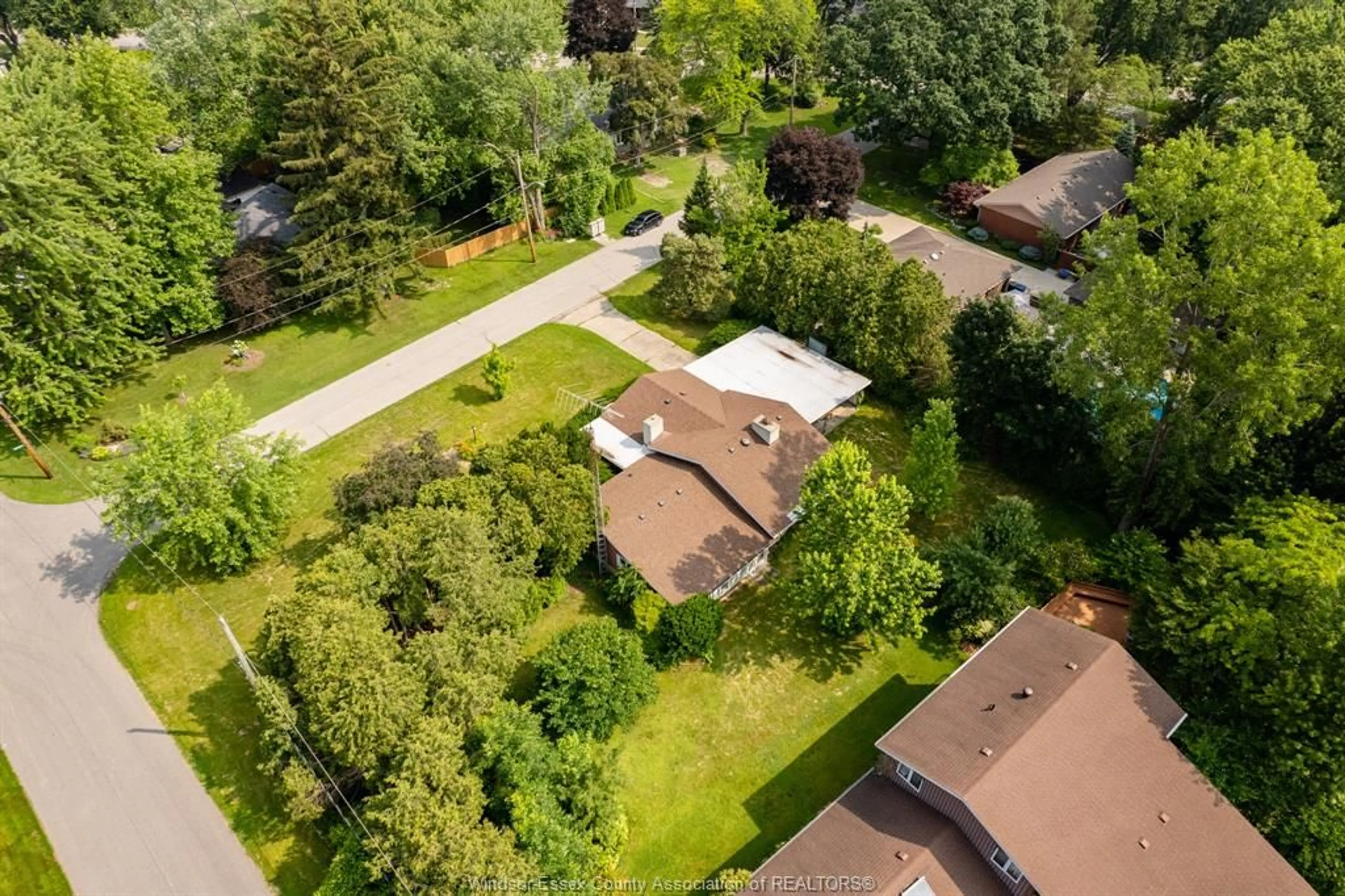 A pic from outside/outdoor area/front of a property/back of a property/a pic from drone, street for 12765 KEITH, Tecumseh Ontario N8N 1E7