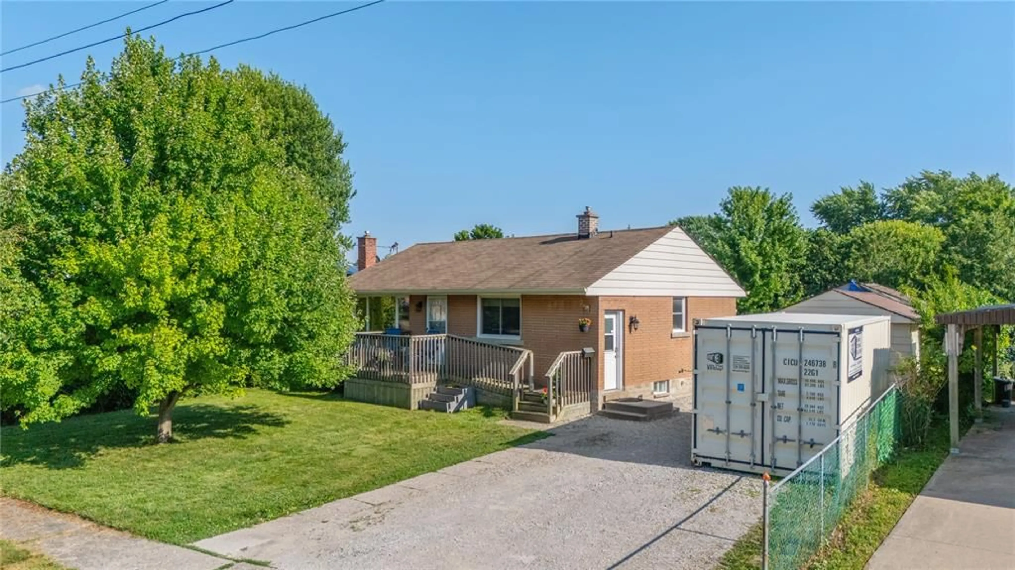 A pic from outside/outdoor area/front of a property/back of a property/a pic from drone, street for 15 PRESTON Ave, Sarnia Ontario N7S 0C4