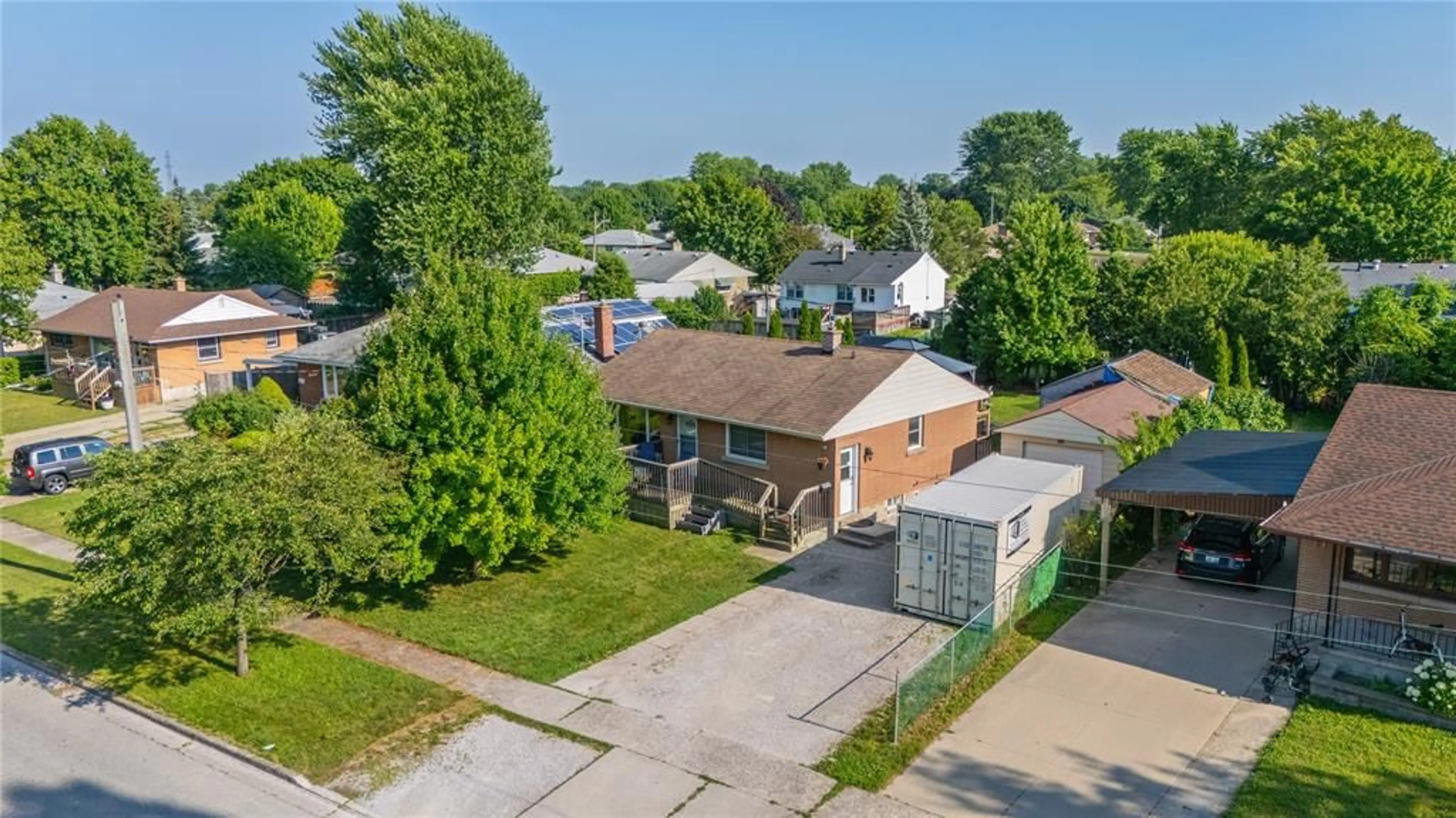 A pic from outside/outdoor area/front of a property/back of a property/a pic from drone, street for 15 PRESTON Ave, Sarnia Ontario N7S 0C4