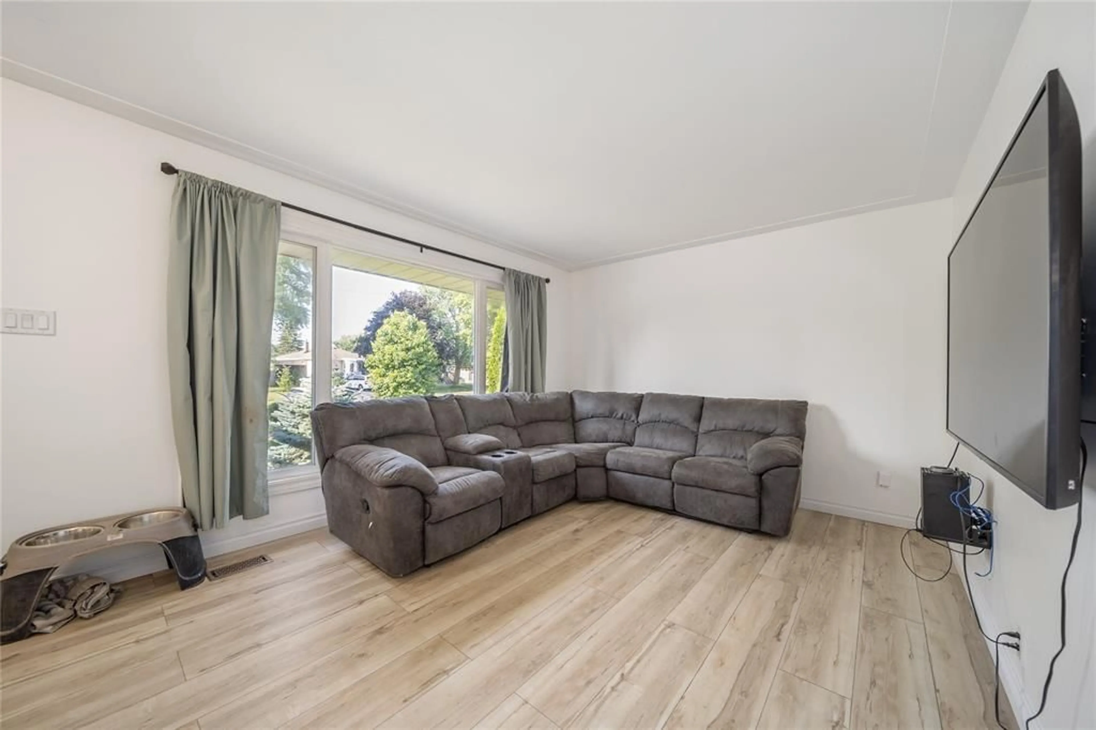 Living room with furniture, unknown for 15 PRESTON Ave, Sarnia Ontario N7S 0C4