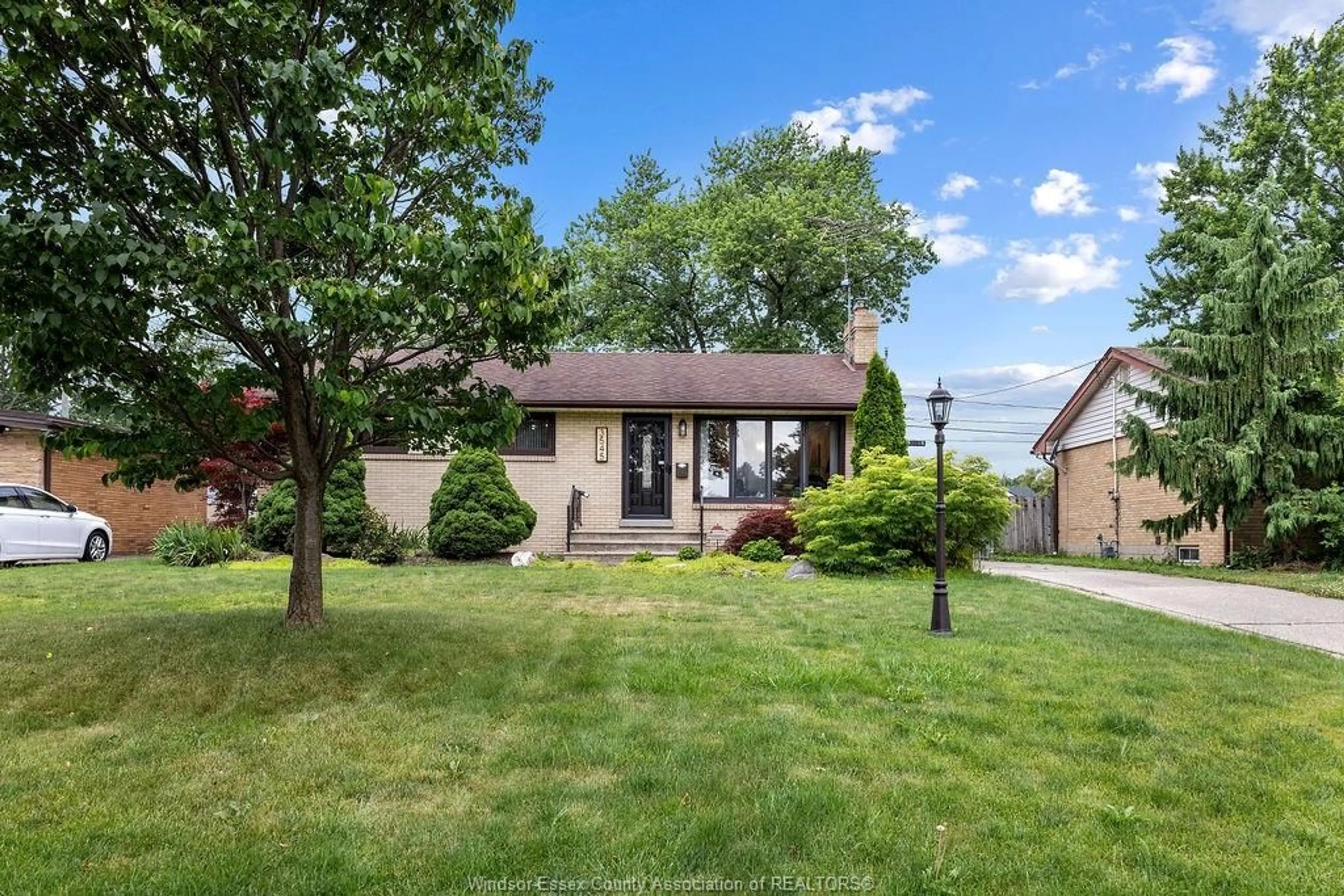 A pic from outside/outdoor area/front of a property/back of a property/a pic from drone, street for 3545 GLENWOOD, Windsor Ontario N9E 2Y6