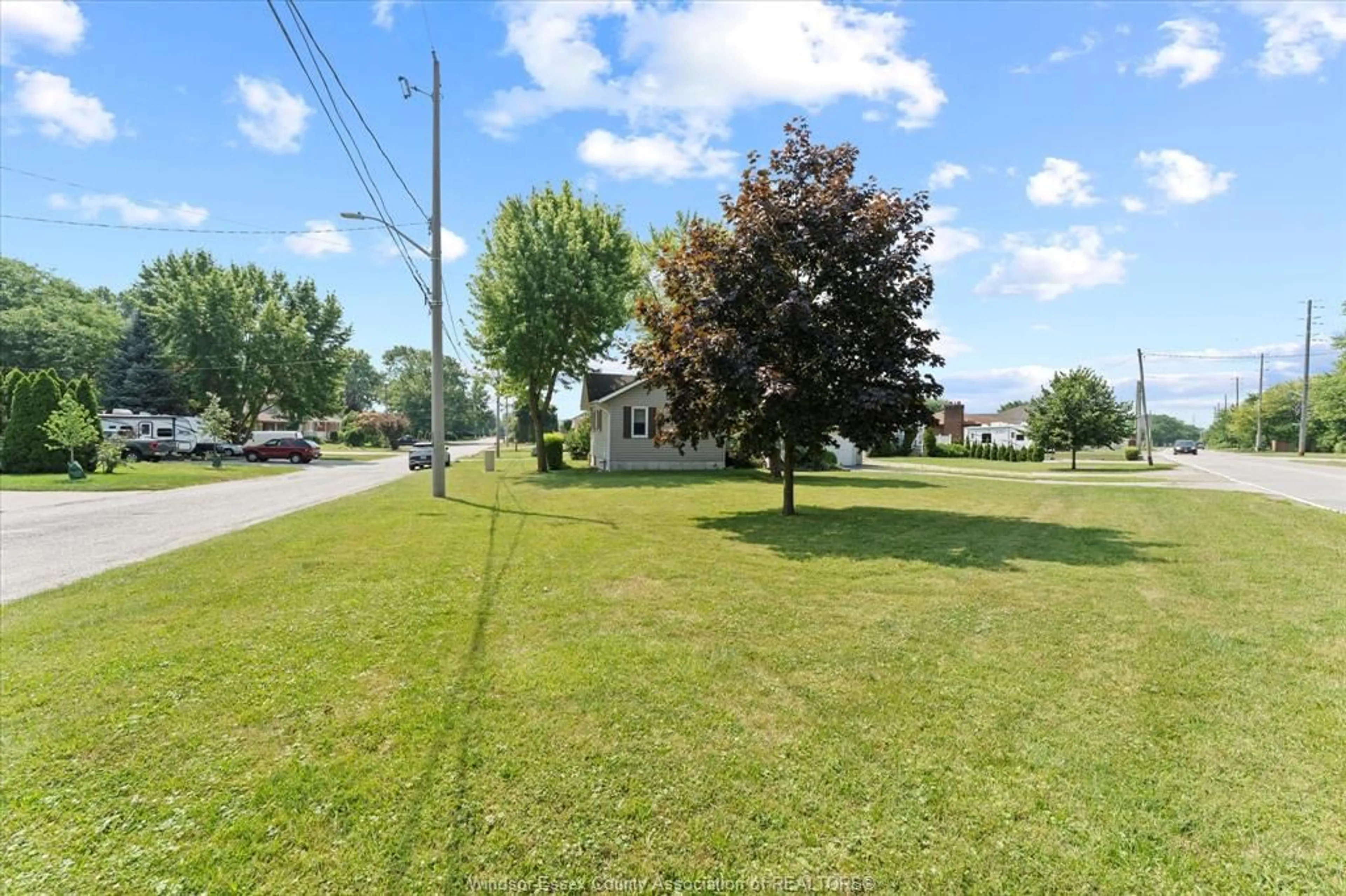 A pic from outside/outdoor area/front of a property/back of a property/a pic from drone, street for 4069 GRAND MARAIS, Windsor Ontario N8W 1W9
