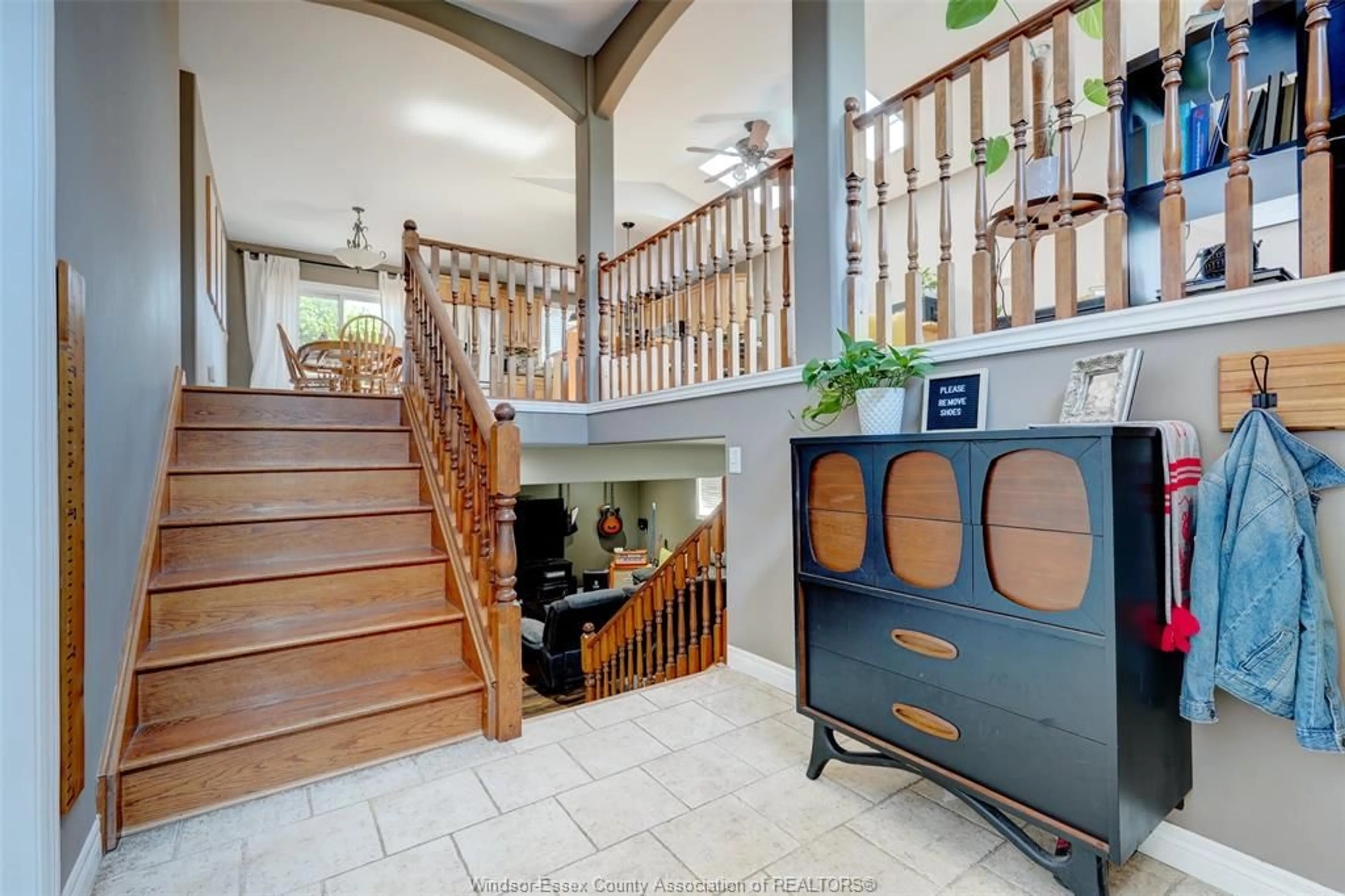 Indoor foyer for 888 SOUTHWOOD, Lakeshore Ontario N8L 1G2