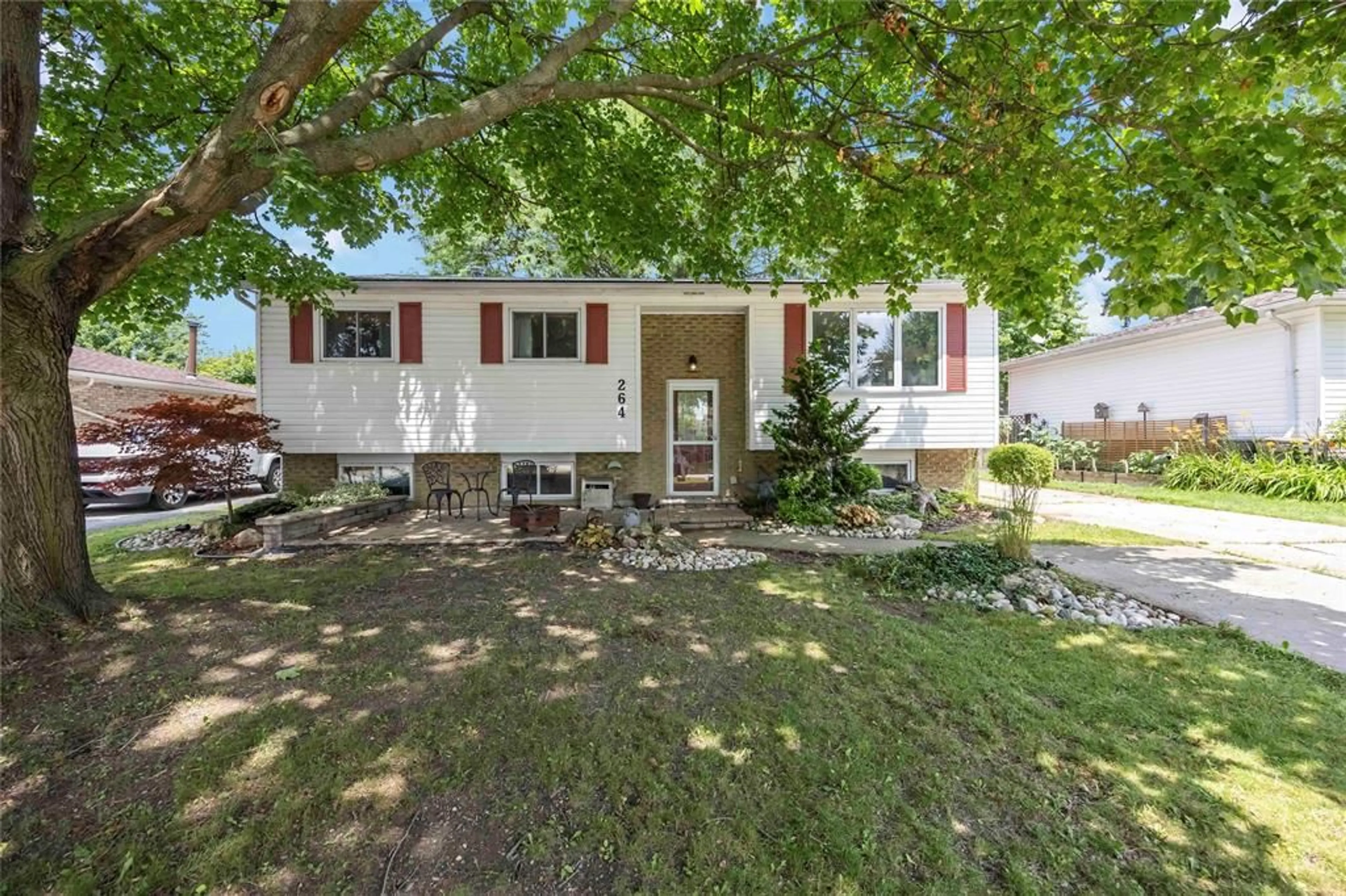 Home with vinyl exterior material, street for 264 GLENESK Cres, St Clair Ontario N0N 1G0