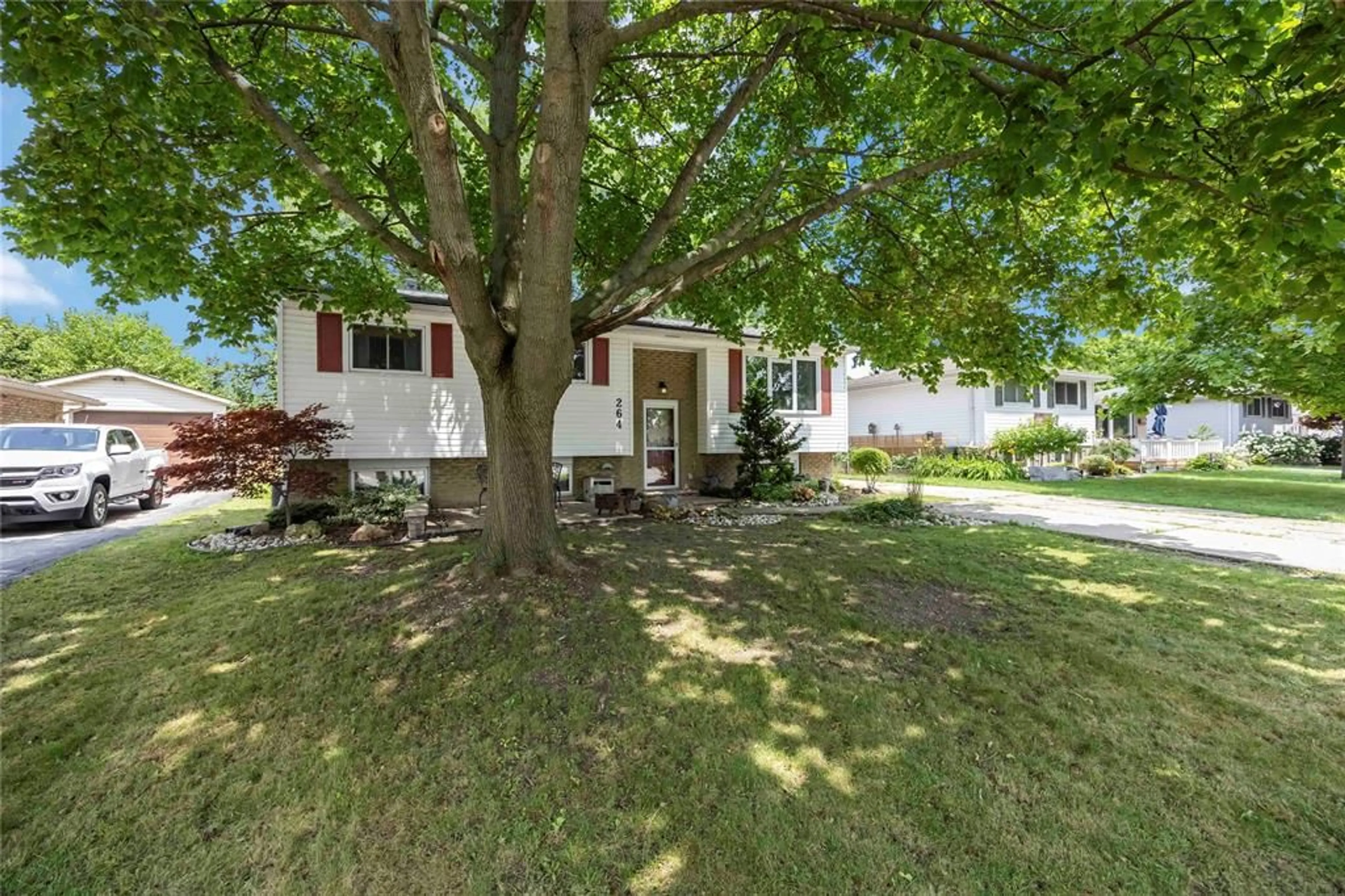 A pic from outside/outdoor area/front of a property/back of a property/a pic from drone, street for 264 GLENESK Cres, St Clair Ontario N0N 1G0