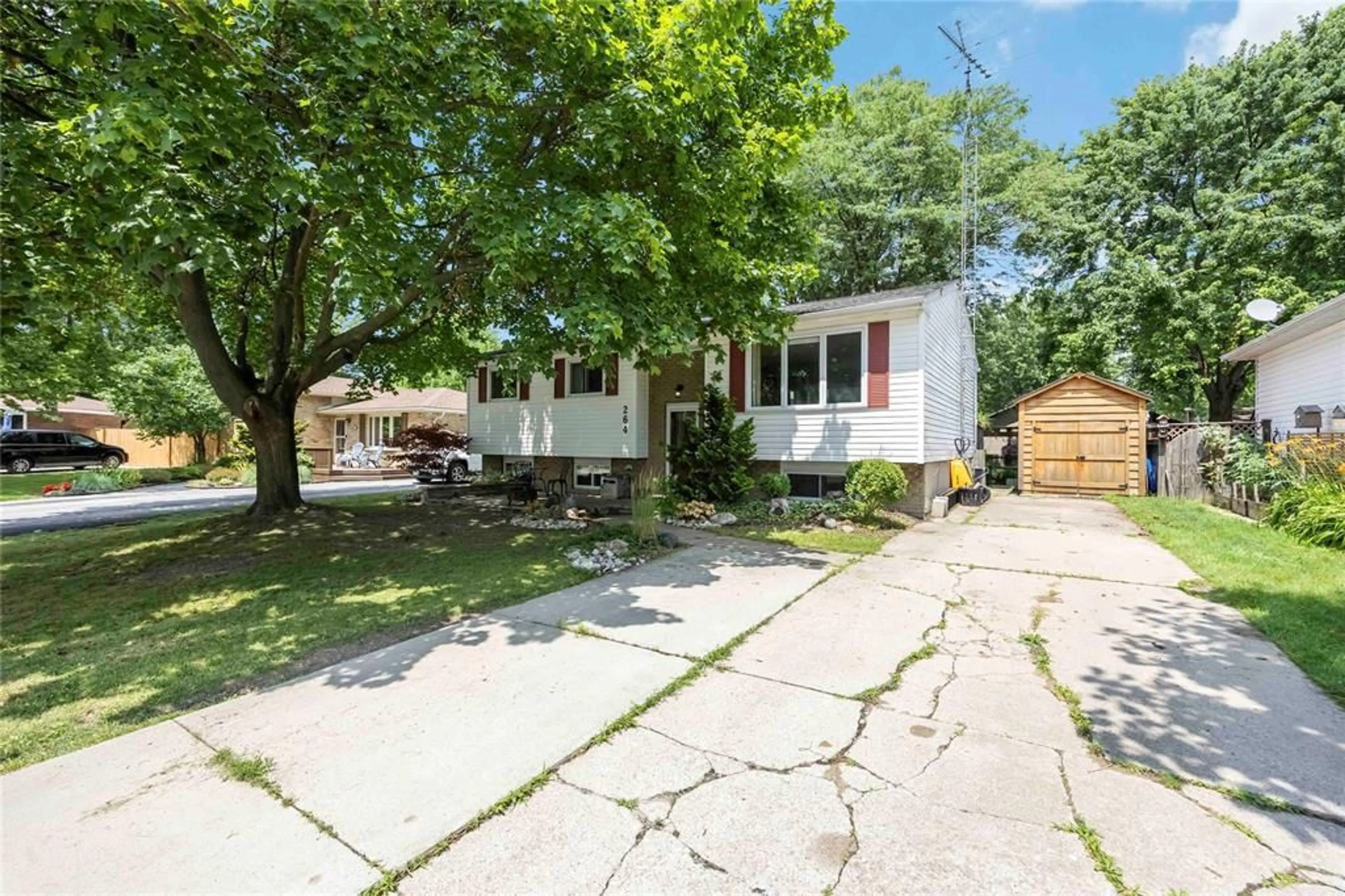 Patio, street for 264 GLENESK Cres, St Clair Ontario N0N 1G0