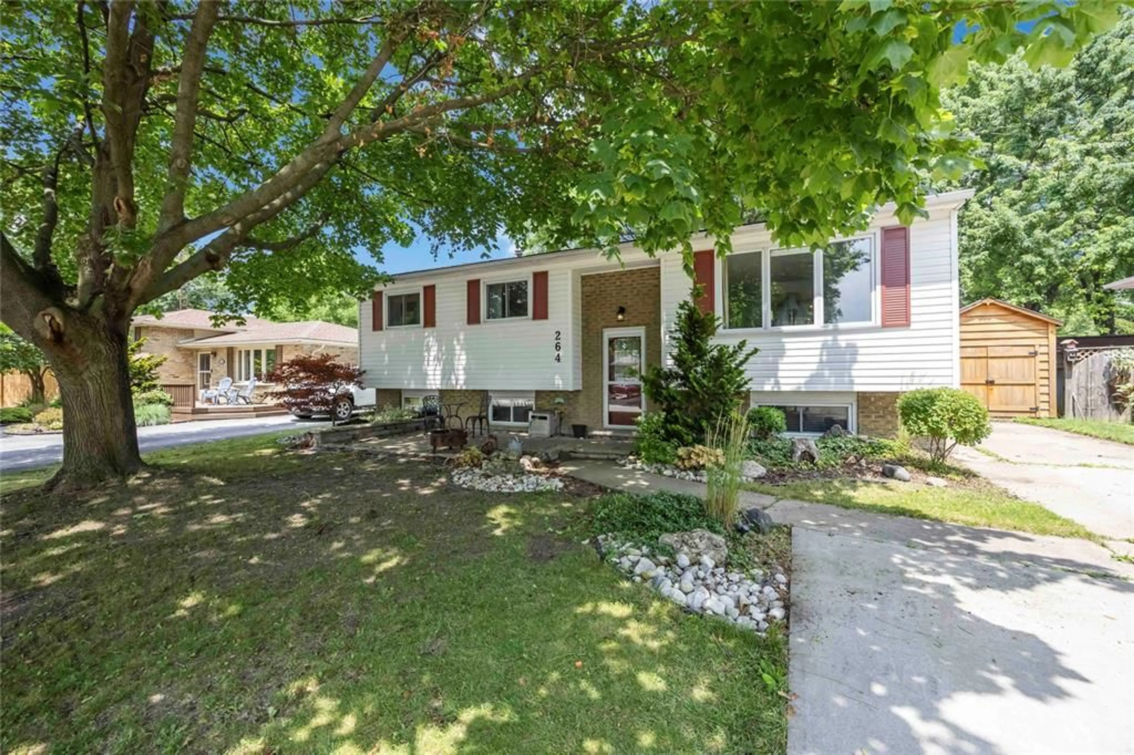 Home with vinyl exterior material, street for 264 GLENESK Cres, St Clair Ontario N0N 1G0