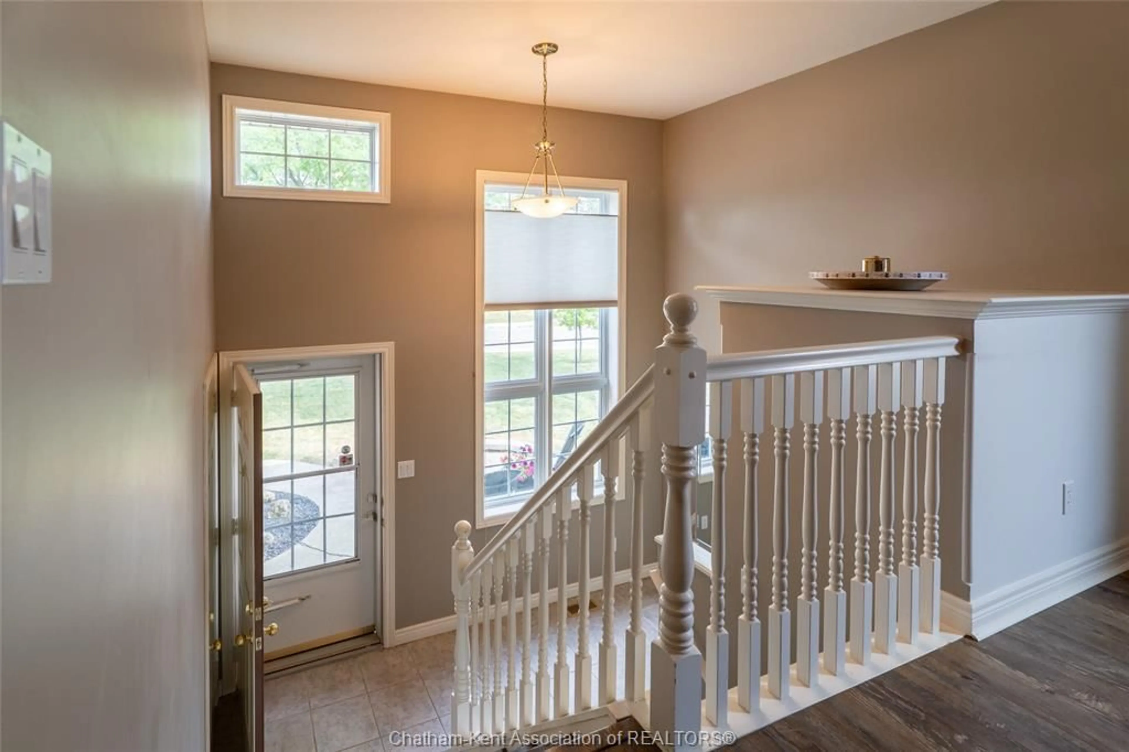Indoor entryway for 42 Dale Dr, Chatham Ontario N7L 5R5