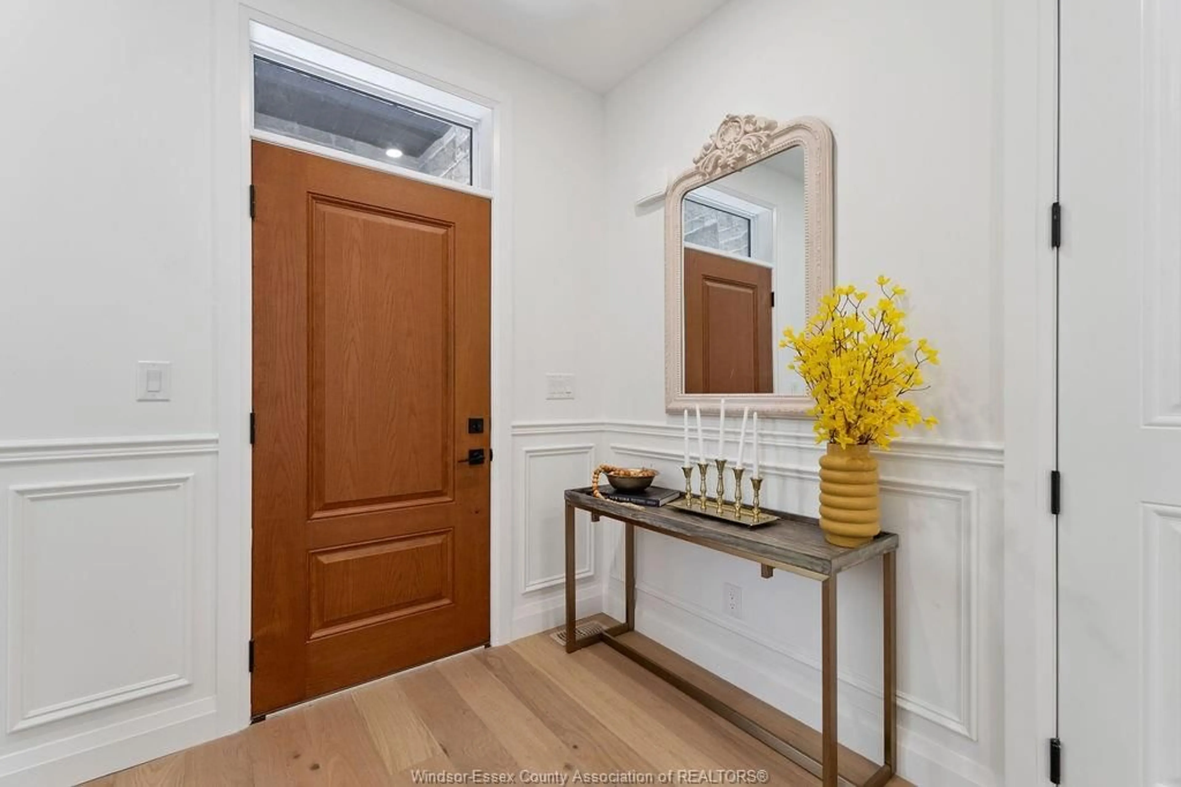 Indoor entryway for 1407 STUART, LaSalle Ontario N9J 1Y4