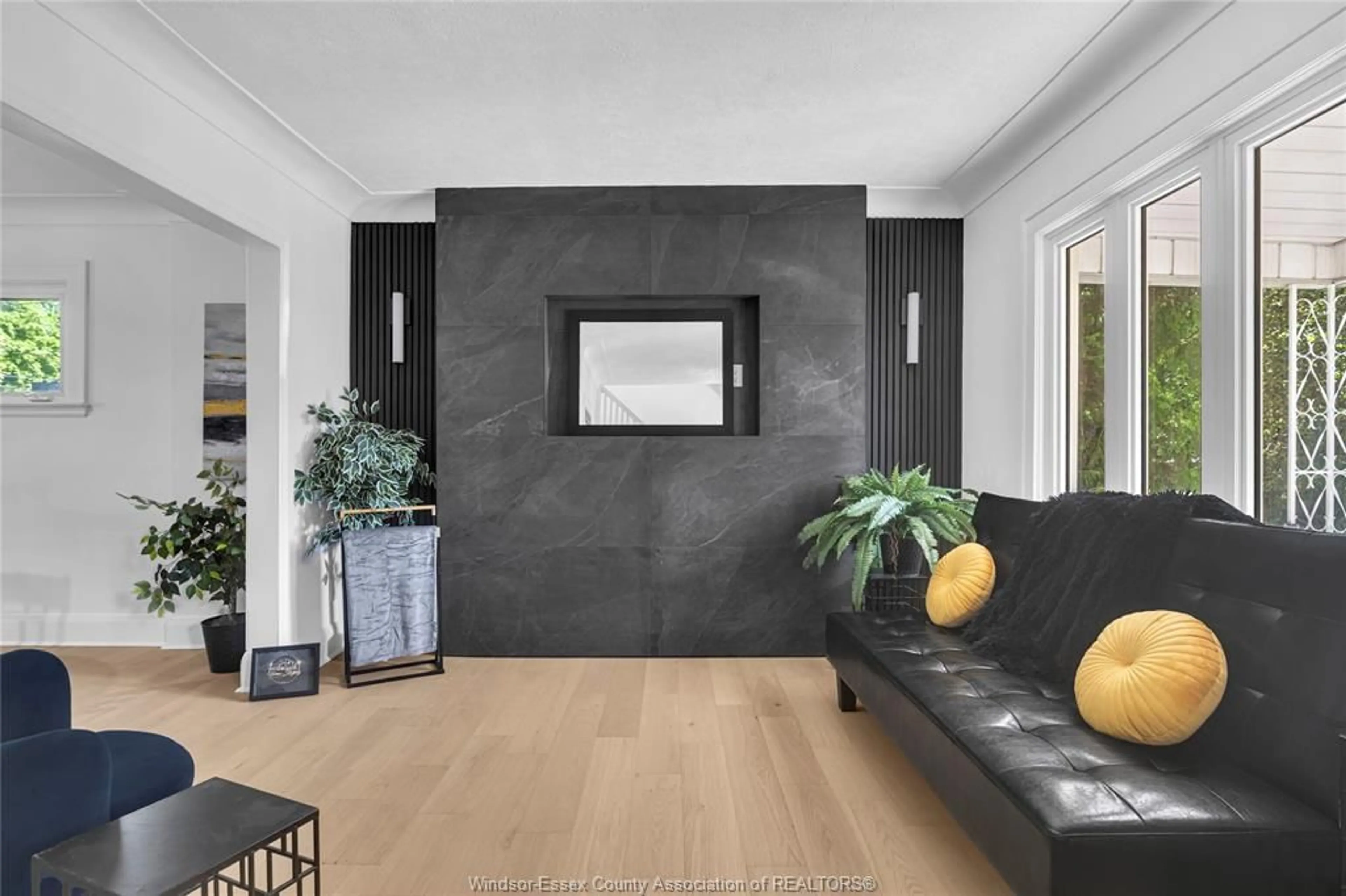 Indoor entryway for 1119 GLADSTONE, Windsor Ontario N9A 2R9