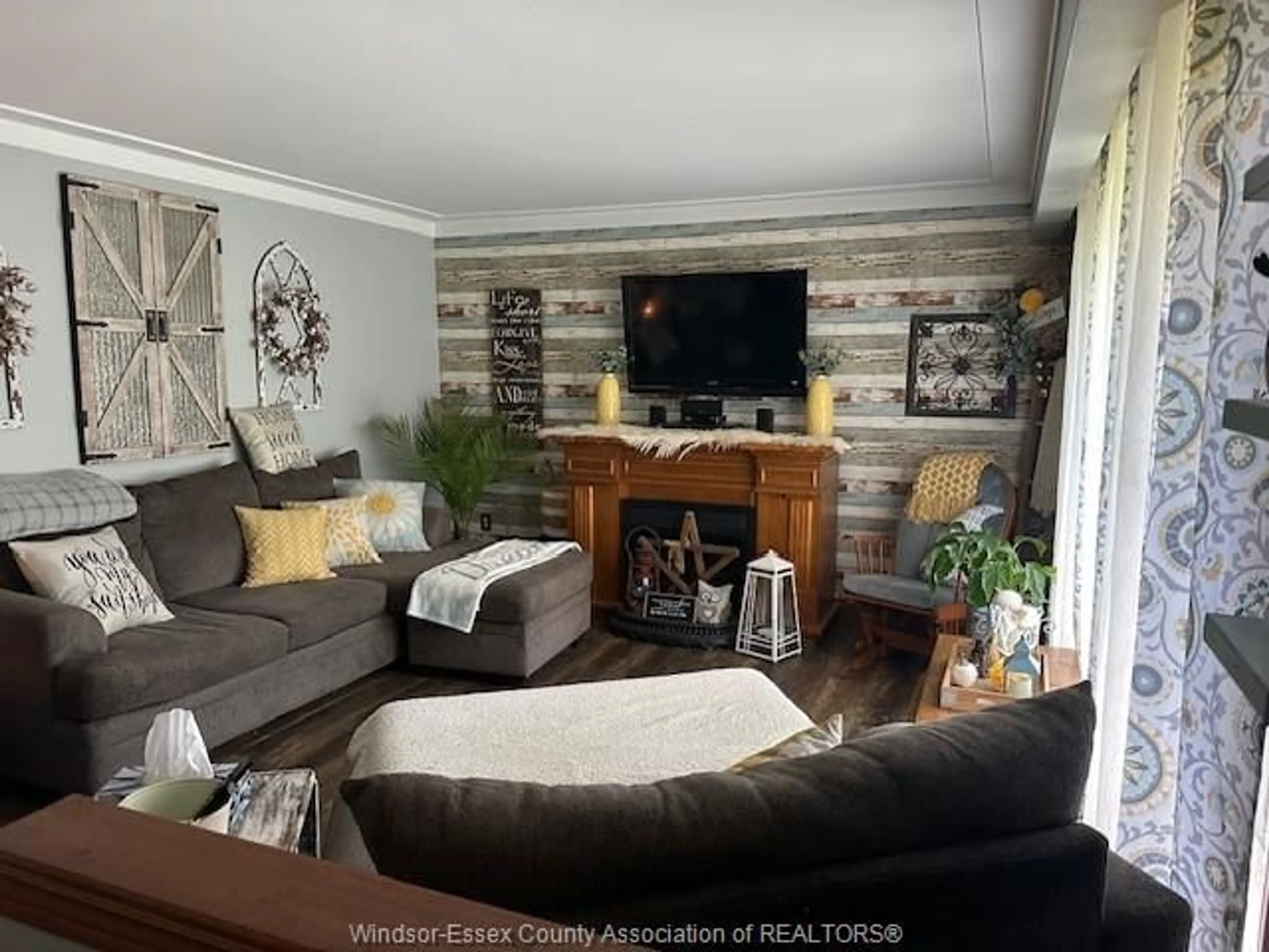 Living room with furniture, wood/laminate floor for 6595 MATCHETTE, LaSalle Ontario N9J 2J9