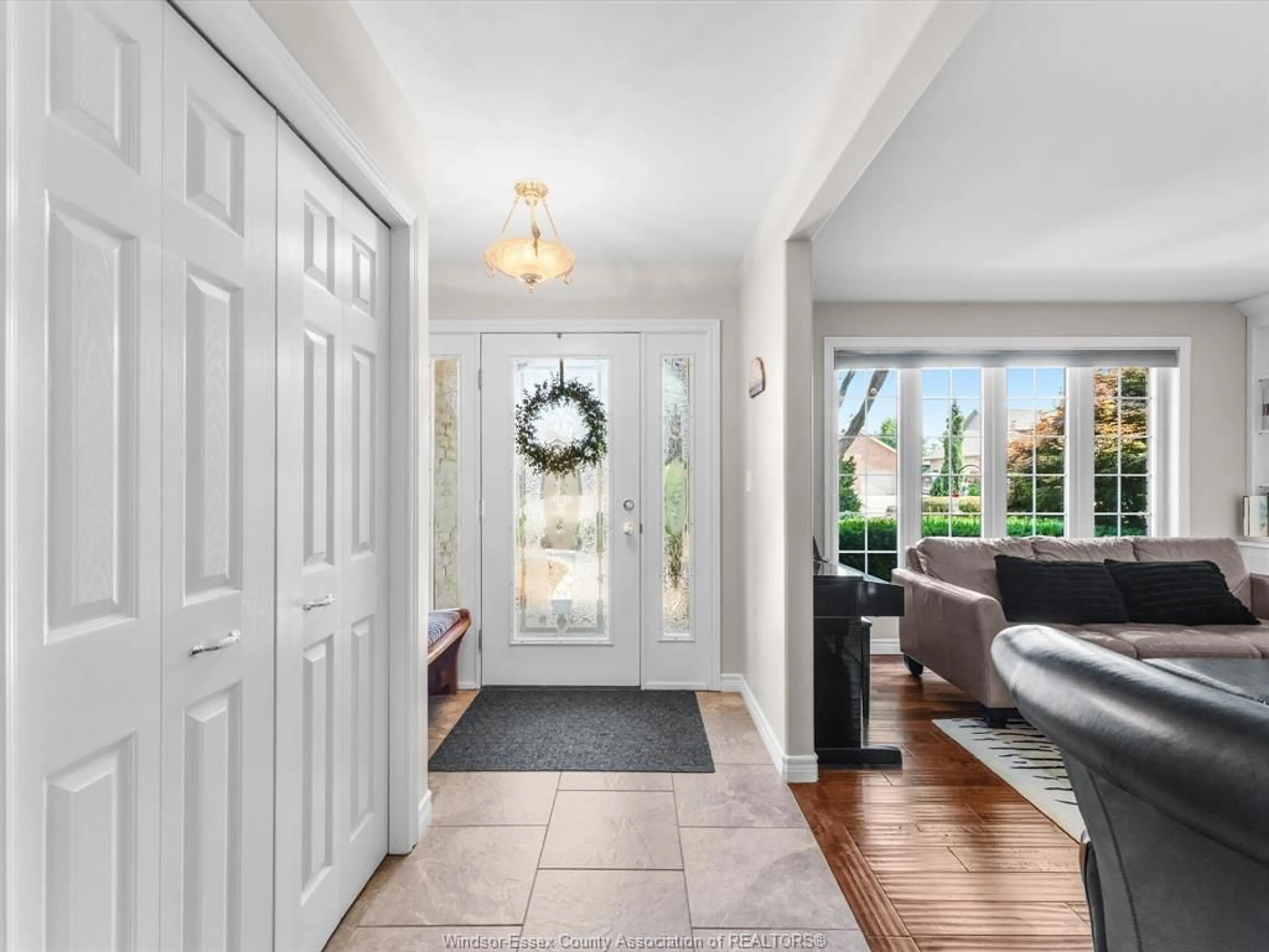 Indoor entryway for 184 OAK Dr, Essex Ontario N8M 3C6