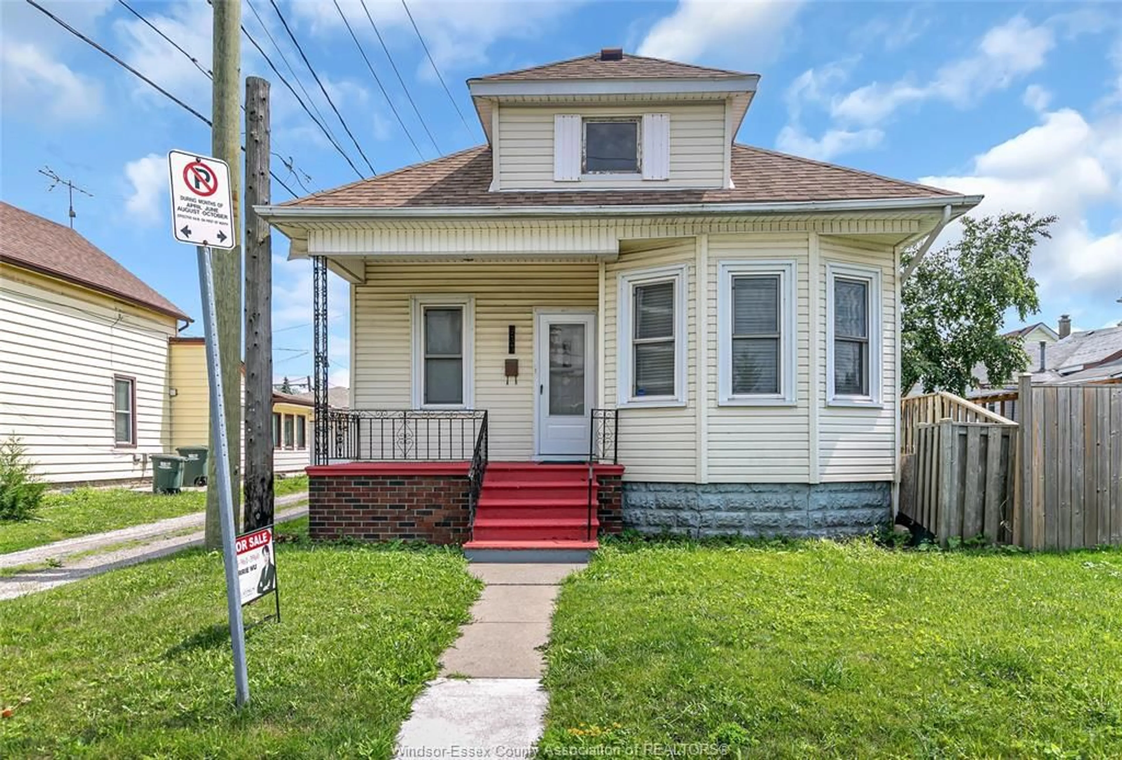 Home with vinyl exterior material, street for 933 CHATHAM St, Windsor Ontario N9A 2Y1