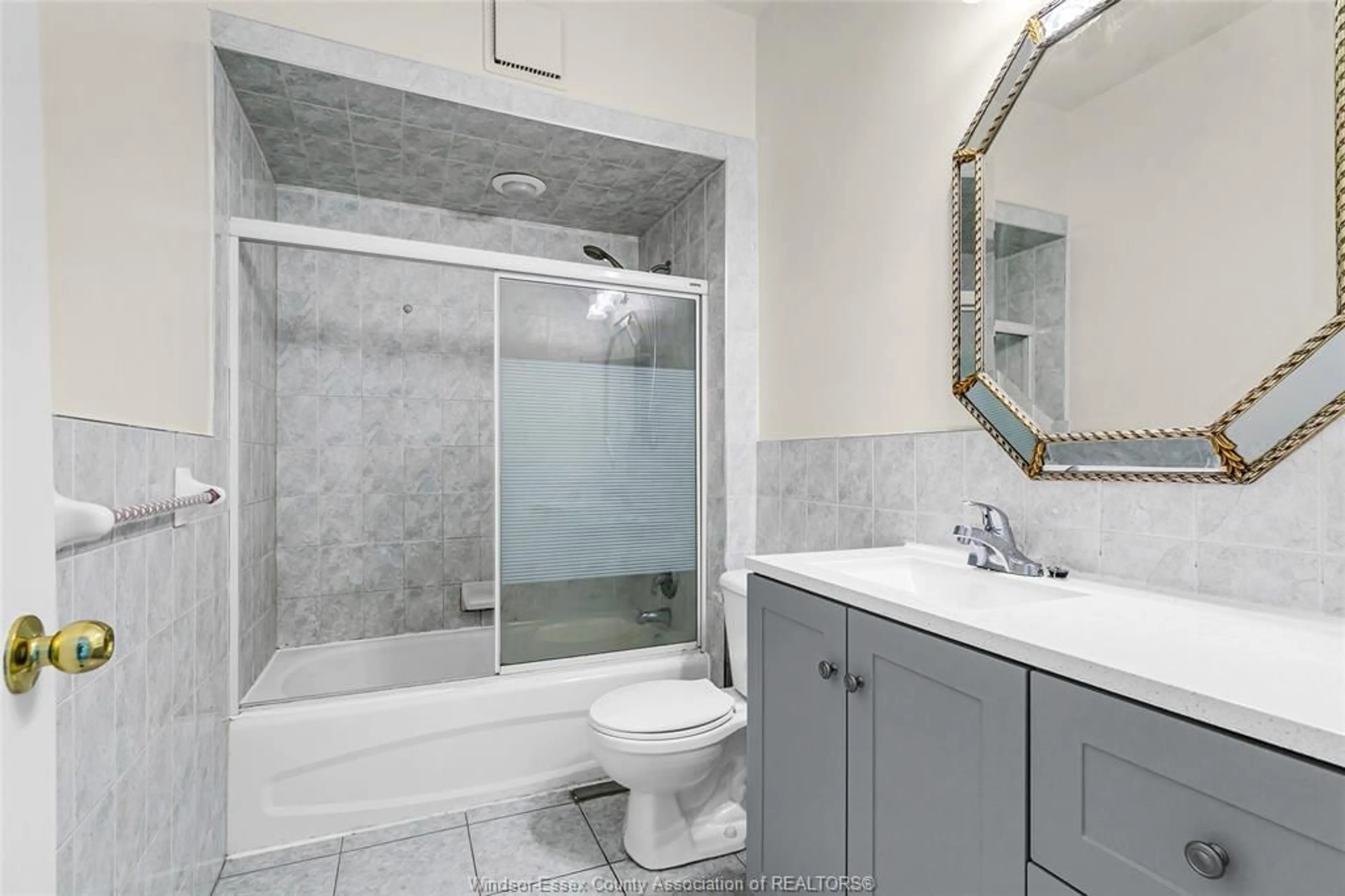 Standard bathroom, ceramic/tile floor for 933 CHATHAM St, Windsor Ontario N9A 2Y1
