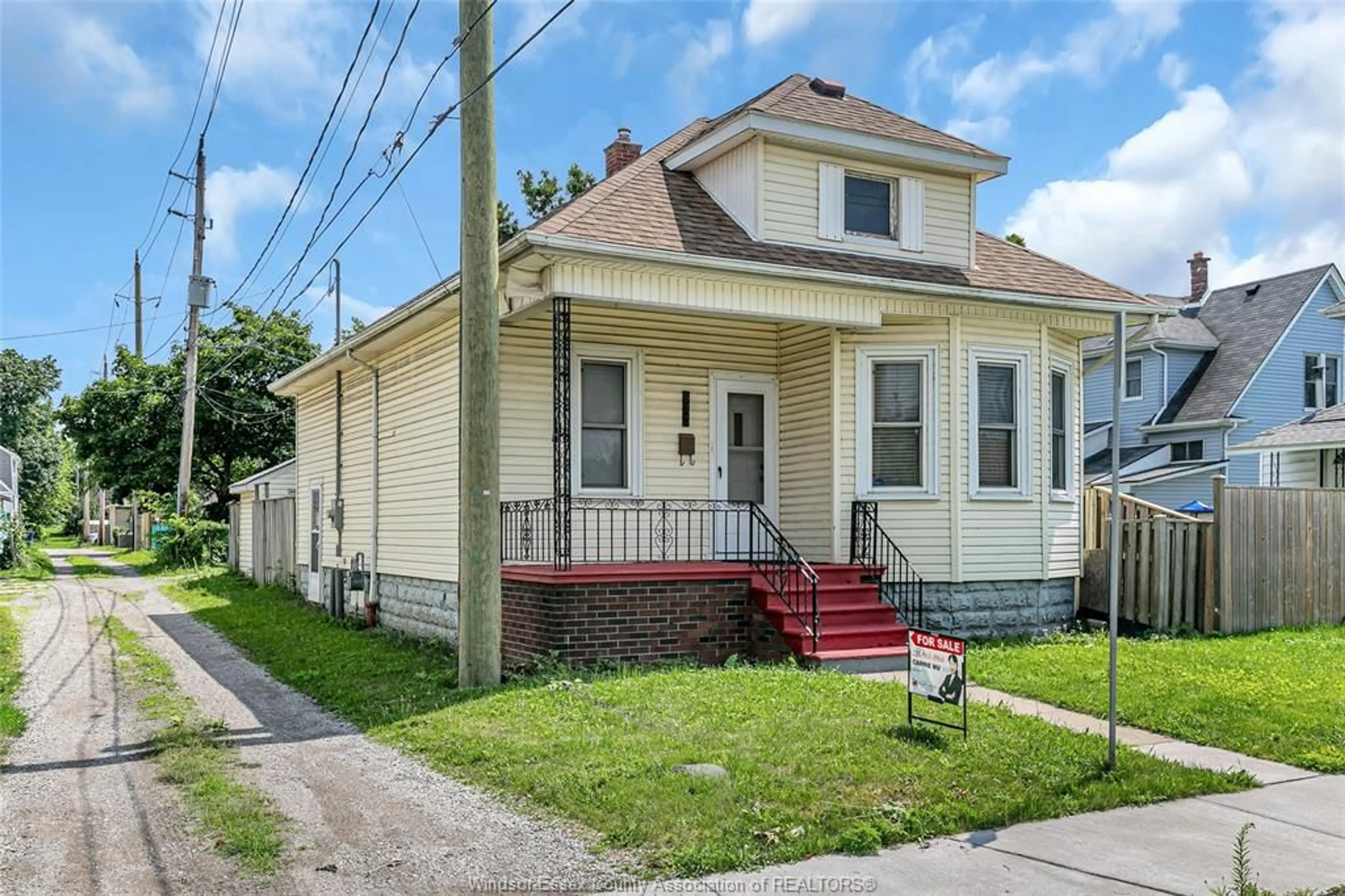Home with vinyl exterior material, street for 933 CHATHAM St, Windsor Ontario N9A 2Y1