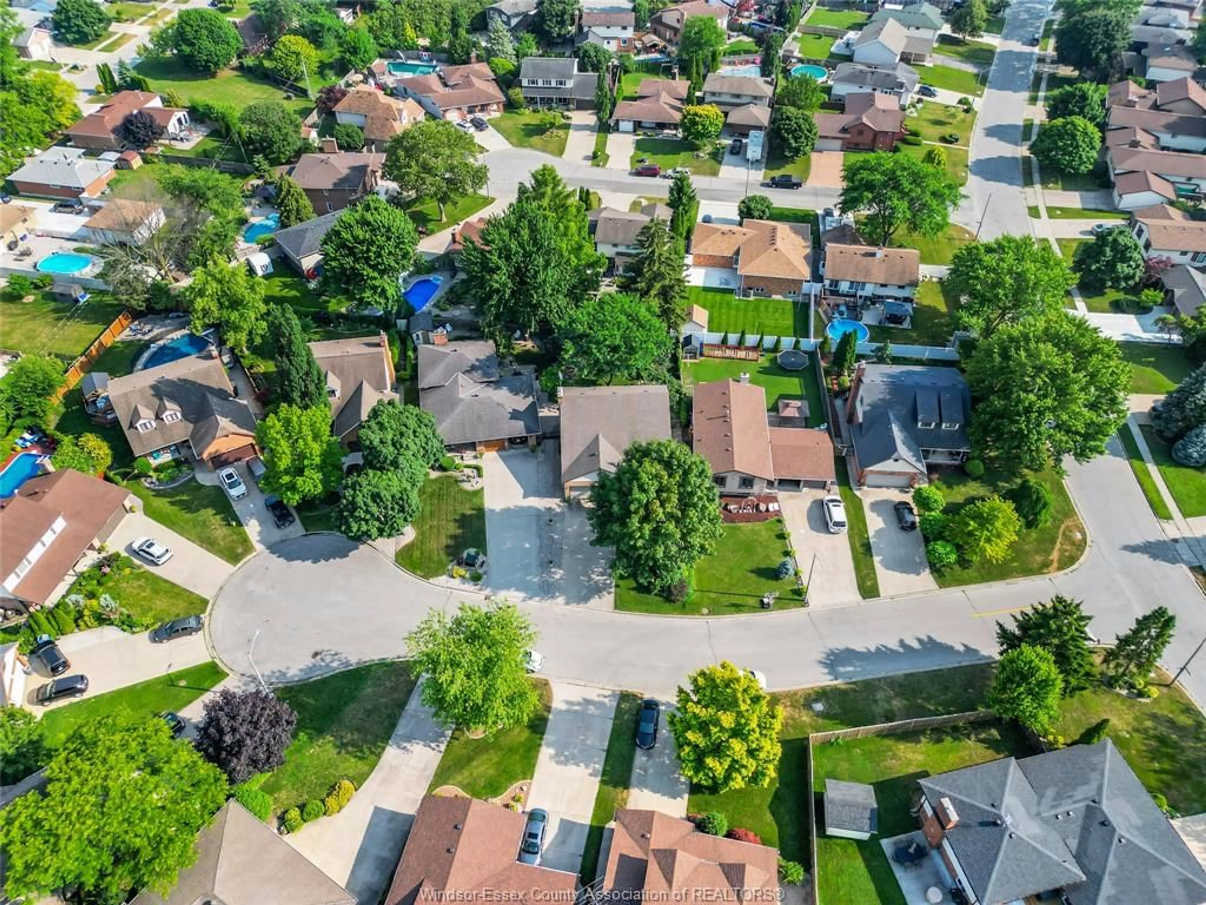 A pic from outside/outdoor area/front of a property/back of a property/a pic from drone, street for 13185 SALICH Crt, Tecumseh Ontario N8N 4J6