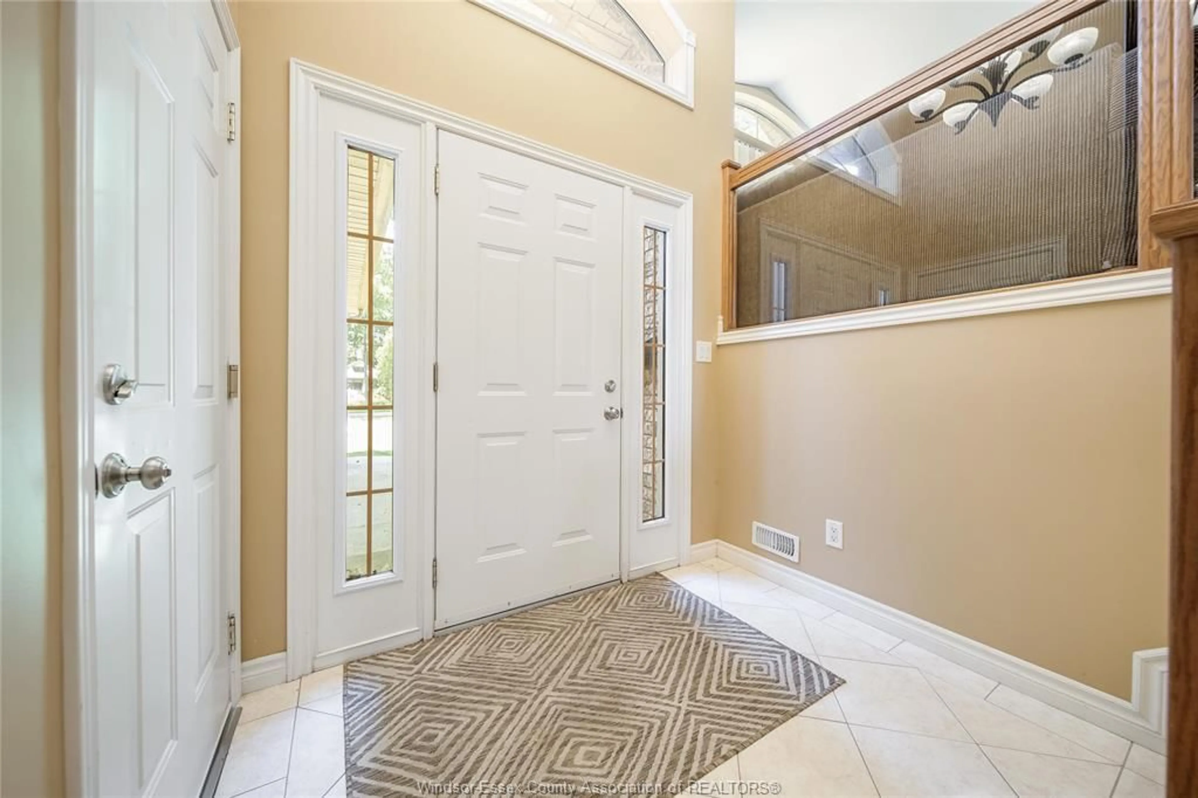 Indoor entryway for 1314 ORCHARD BLVD, Kingsville Ontario N9Y 2R7