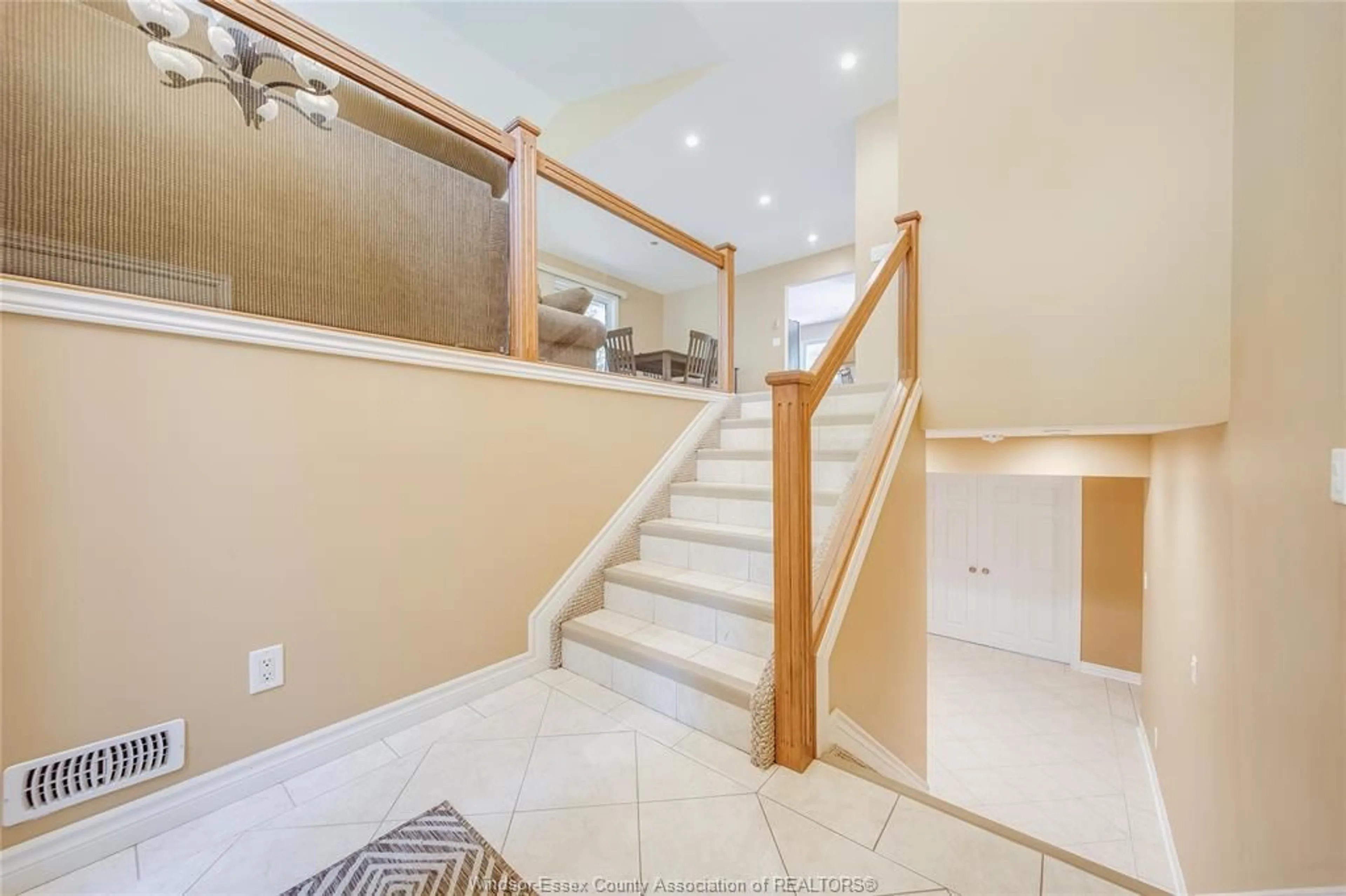 Stairs for 1314 ORCHARD BLVD, Kingsville Ontario N9Y 2R7