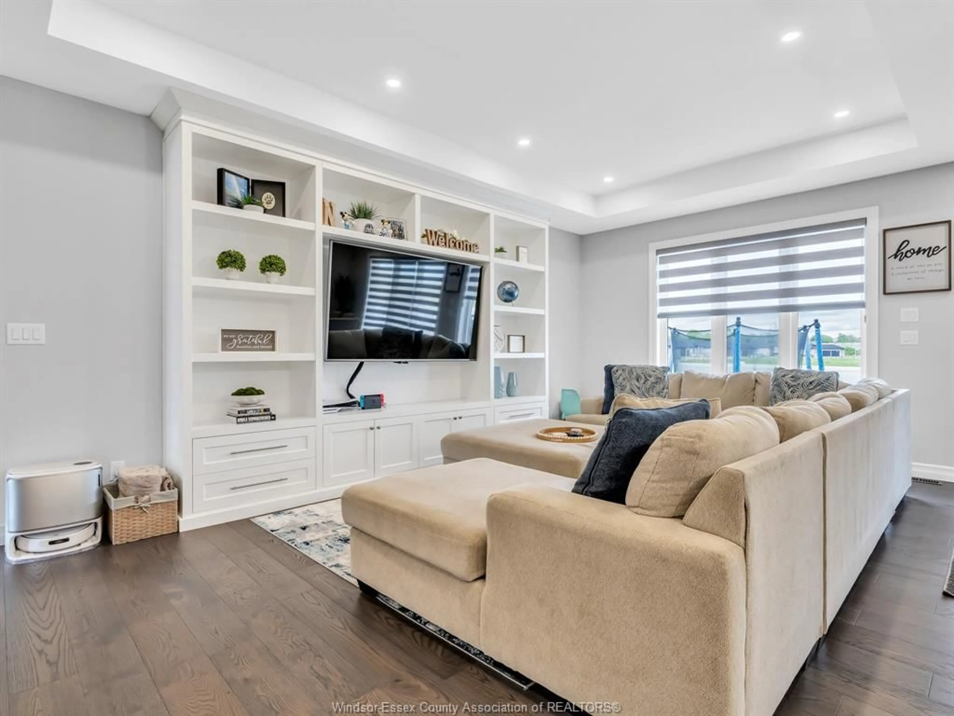 Living room with furniture, unknown for 1850 Queens Valley Dr, Kingsville Ontario N9Y 0G6