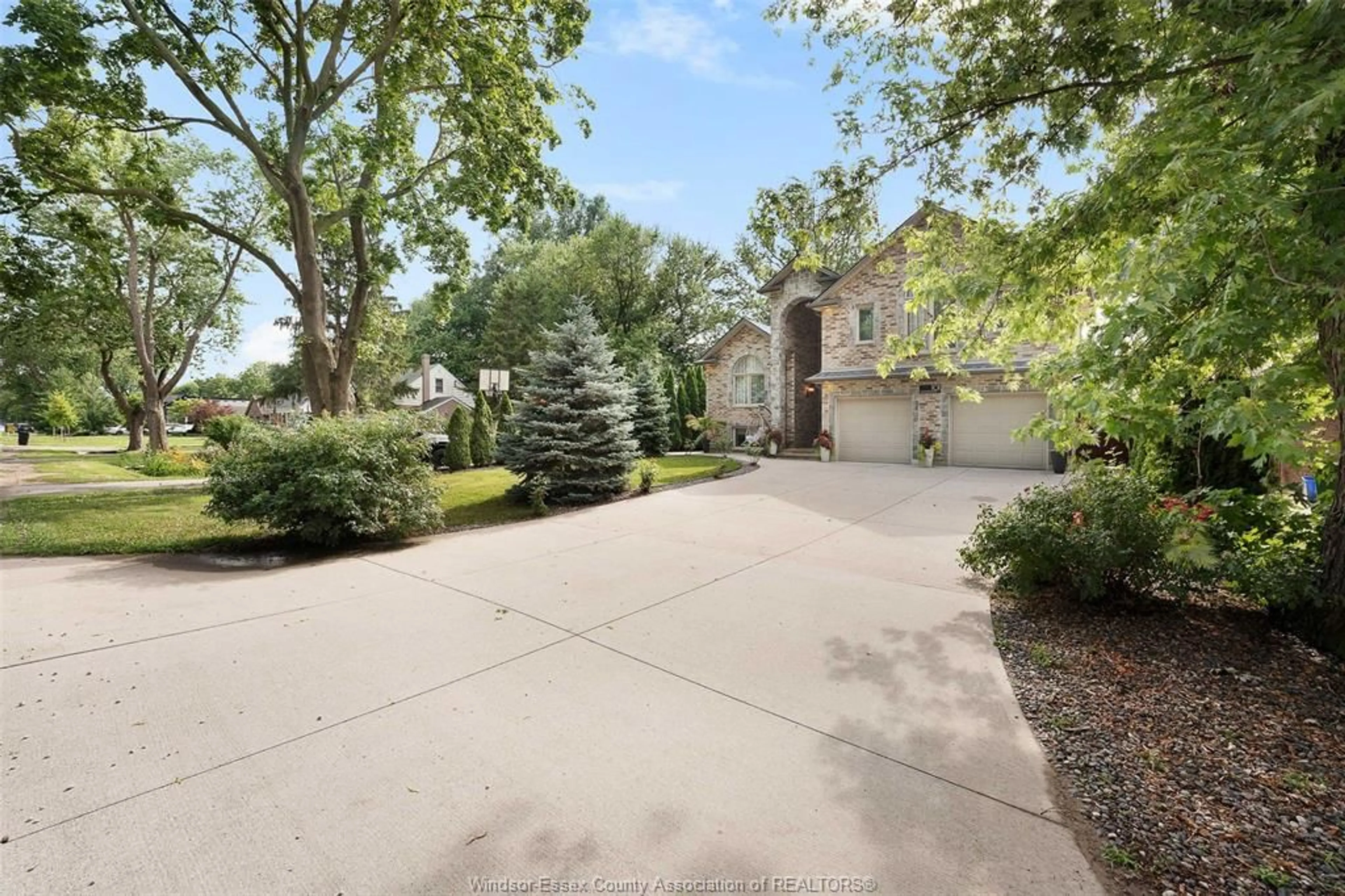 A pic from outside/outdoor area/front of a property/back of a property/a pic from drone, street for 101 ARLINGTON Blvd, Tecumseh Ontario N8N 2J6