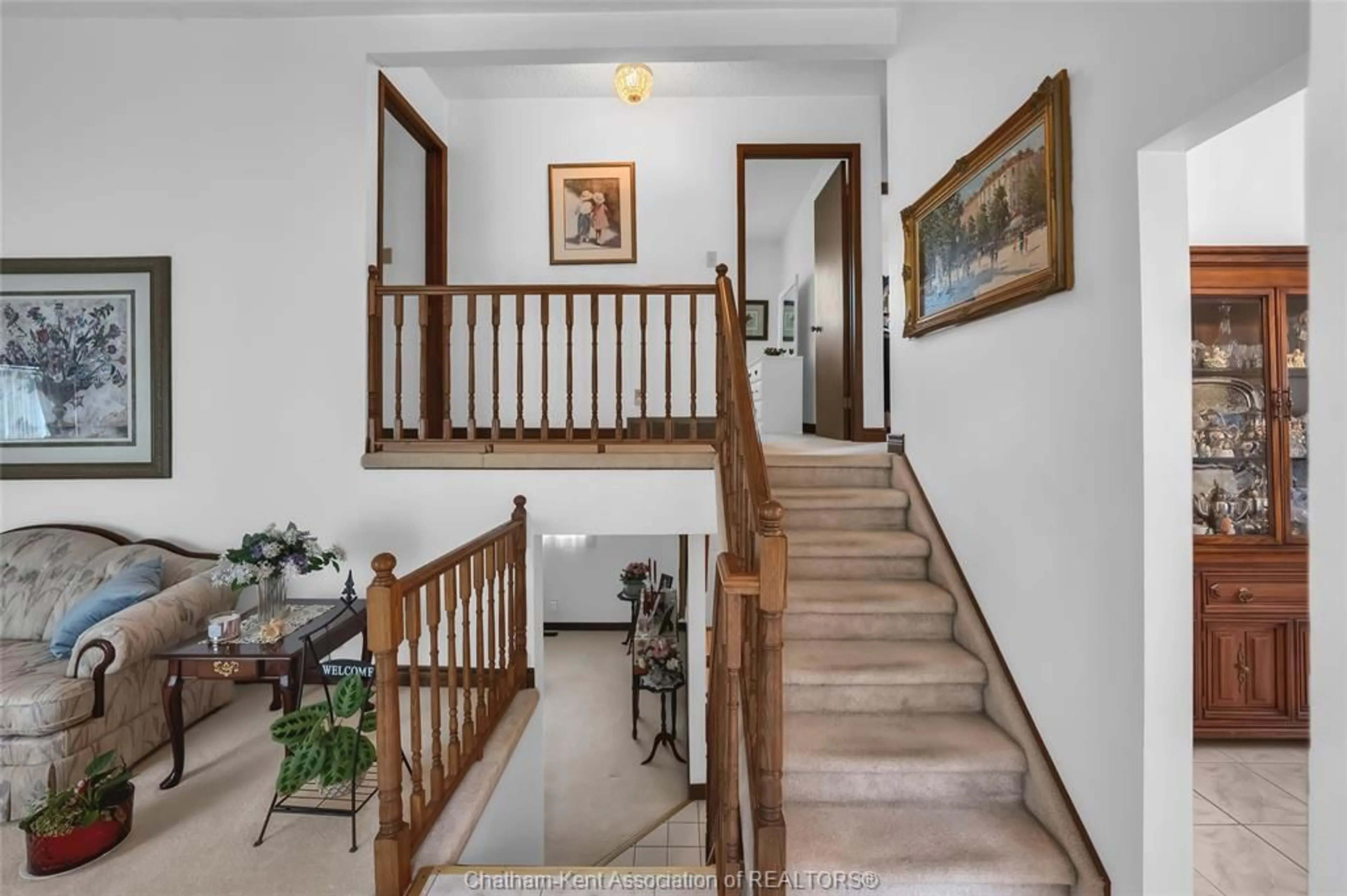 Indoor foyer for 10006 Aspen Lane, Windsor Ontario N8R 2B8
