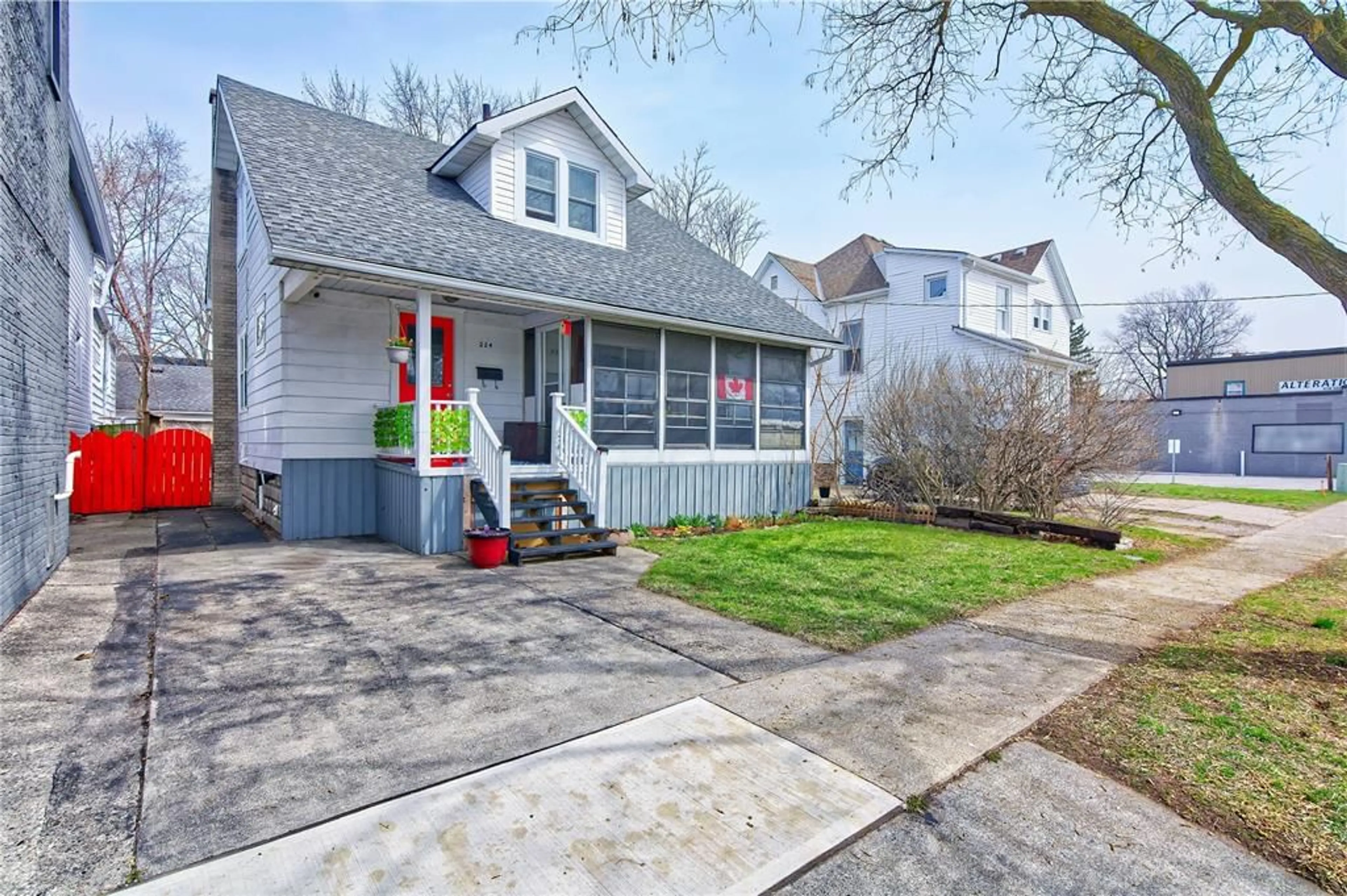 Home with vinyl exterior material, street for 224 MAXWELL St, Sarnia Ontario N7T 5C4