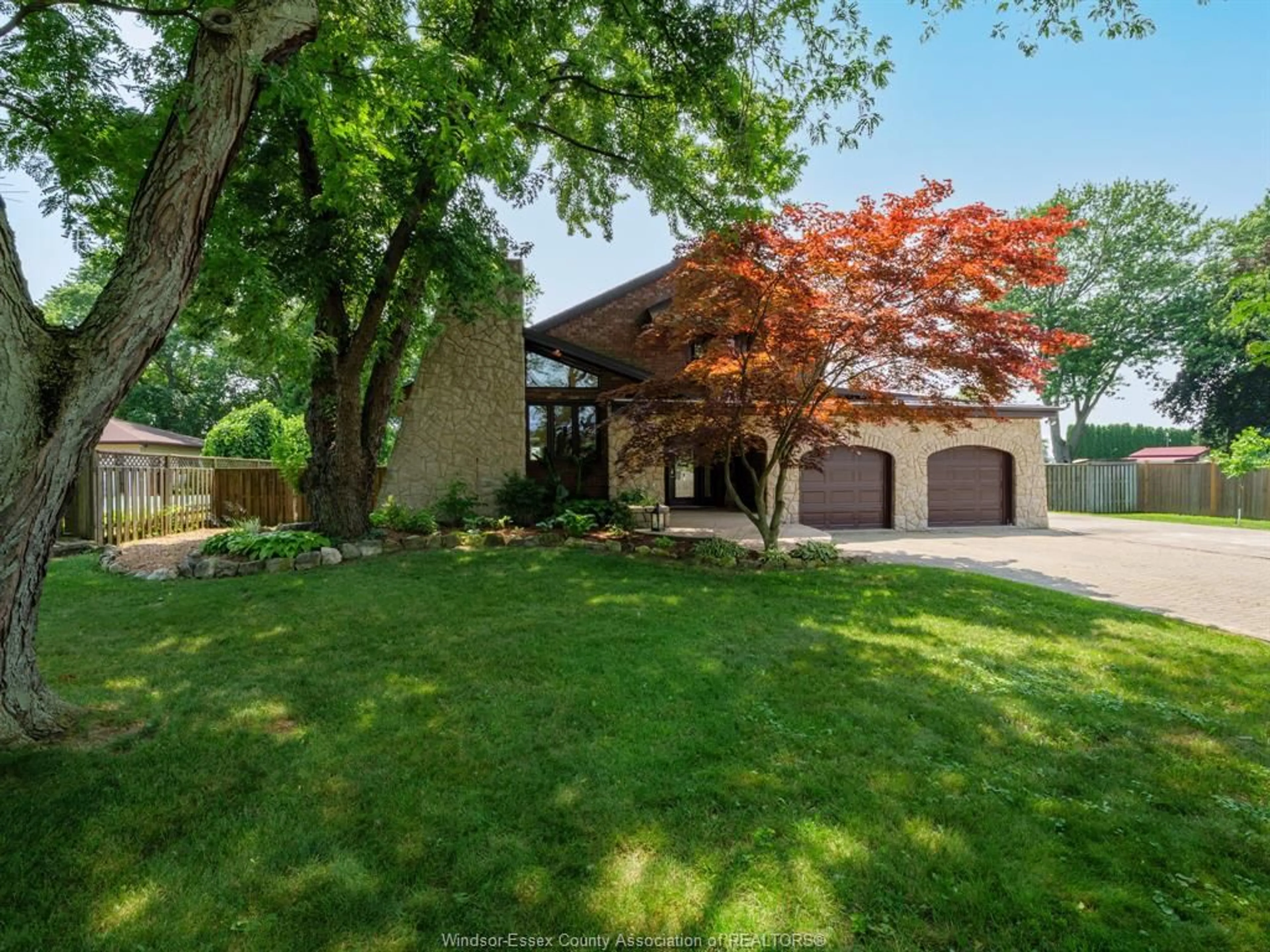 A pic from outside/outdoor area/front of a property/back of a property/a pic from drone, unknown for 404 MARTIN Lane, LaSalle Ontario N9J 2M5