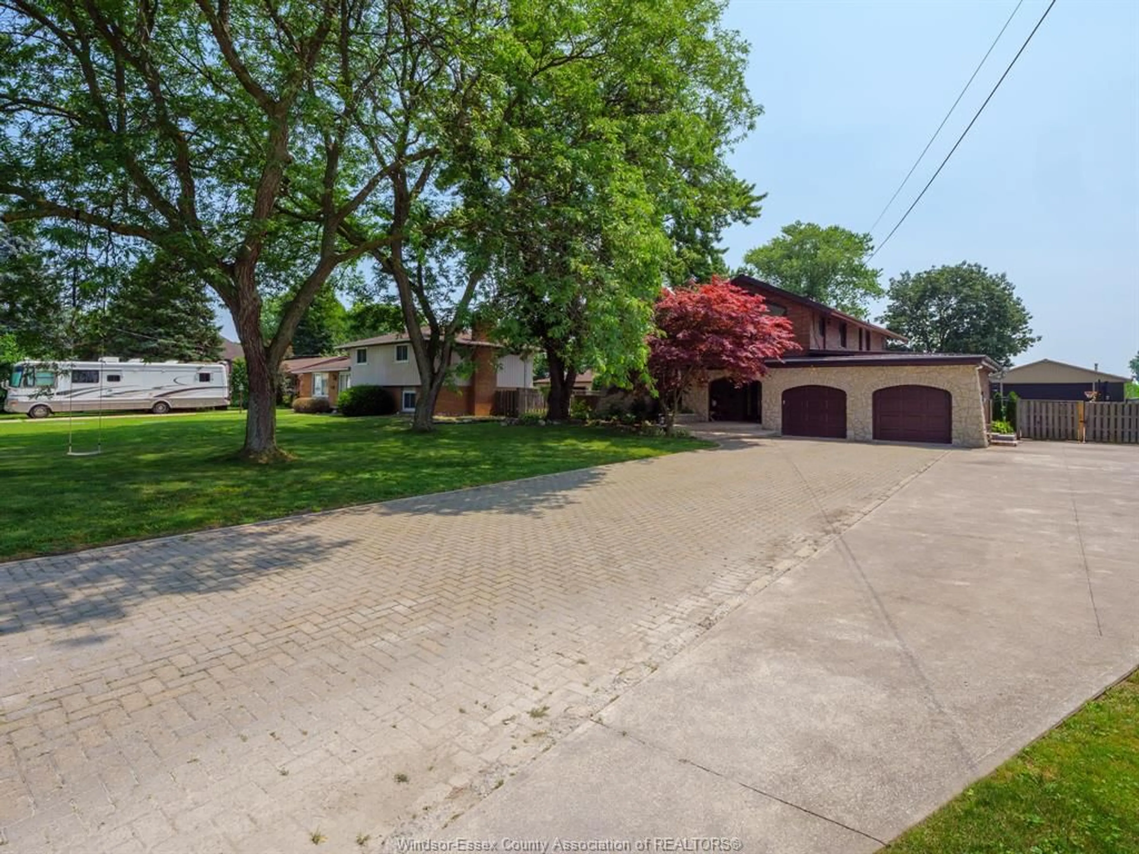 A pic from outside/outdoor area/front of a property/back of a property/a pic from drone, street for 404 MARTIN Lane, LaSalle Ontario N9J 2M5