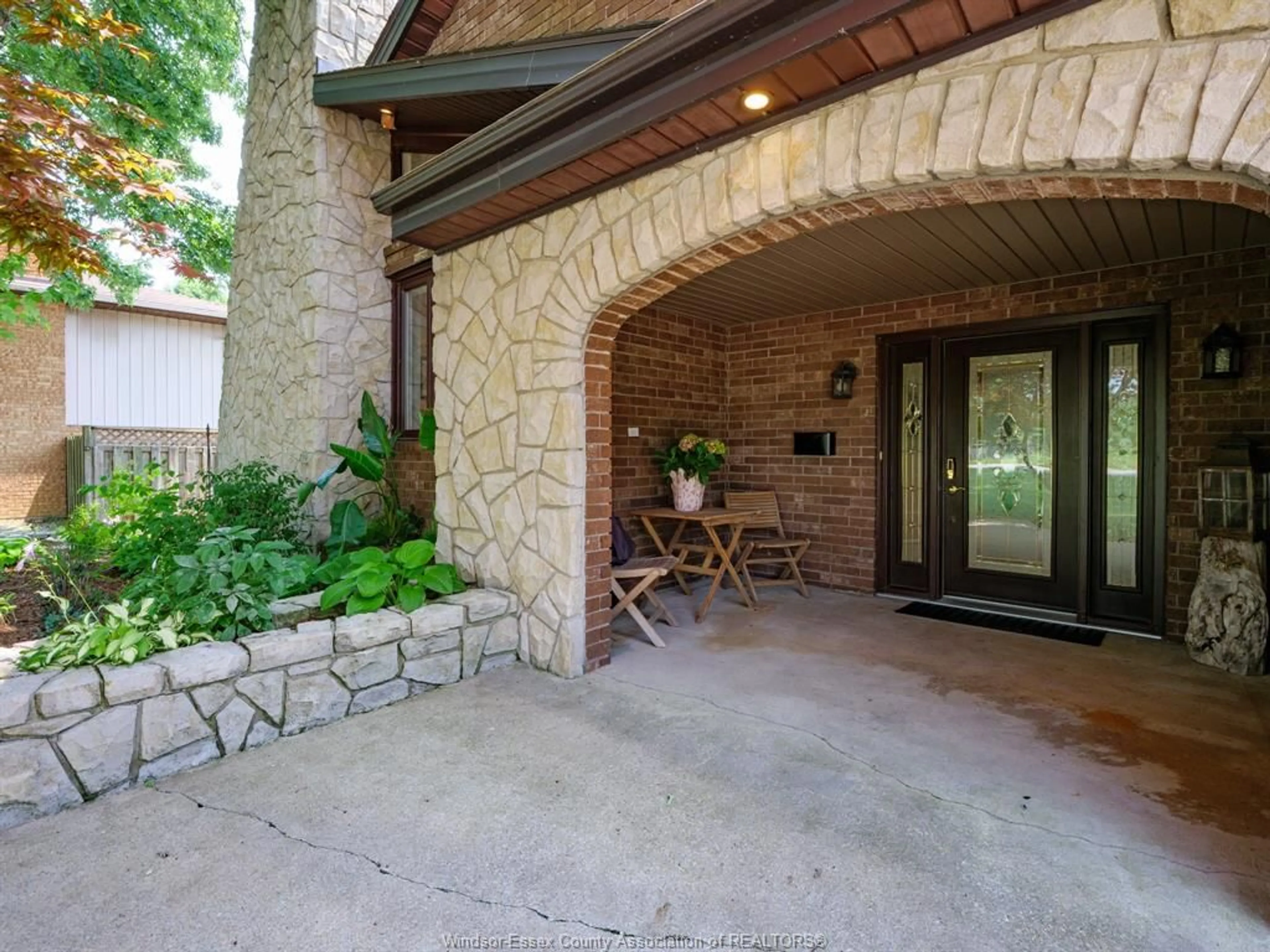 Indoor entryway for 404 MARTIN Lane, LaSalle Ontario N9J 2M5