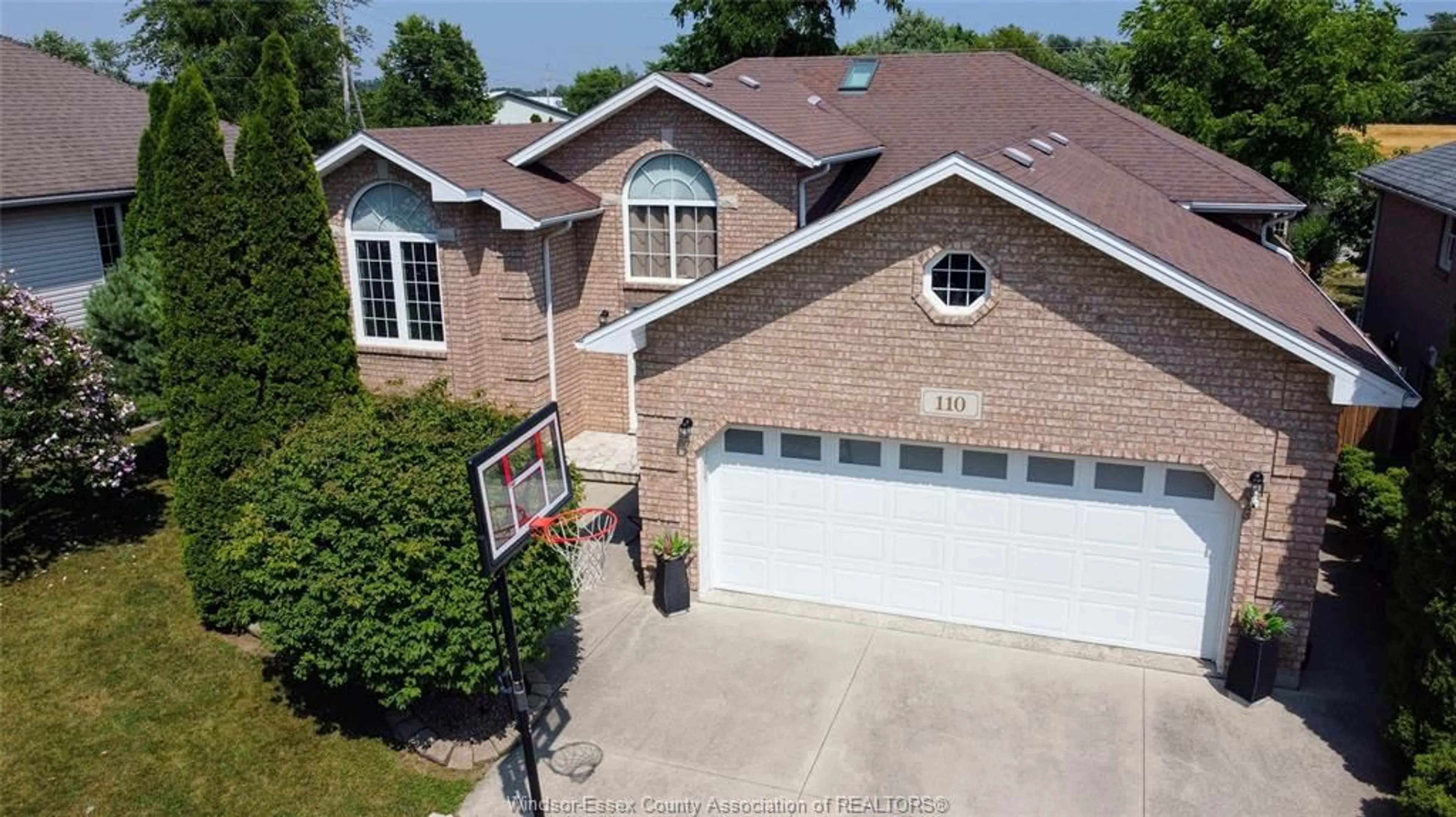 A pic from outside/outdoor area/front of a property/back of a property/a pic from drone, street for 110 Sunset Dr, Harrow Ontario N0R 1G0