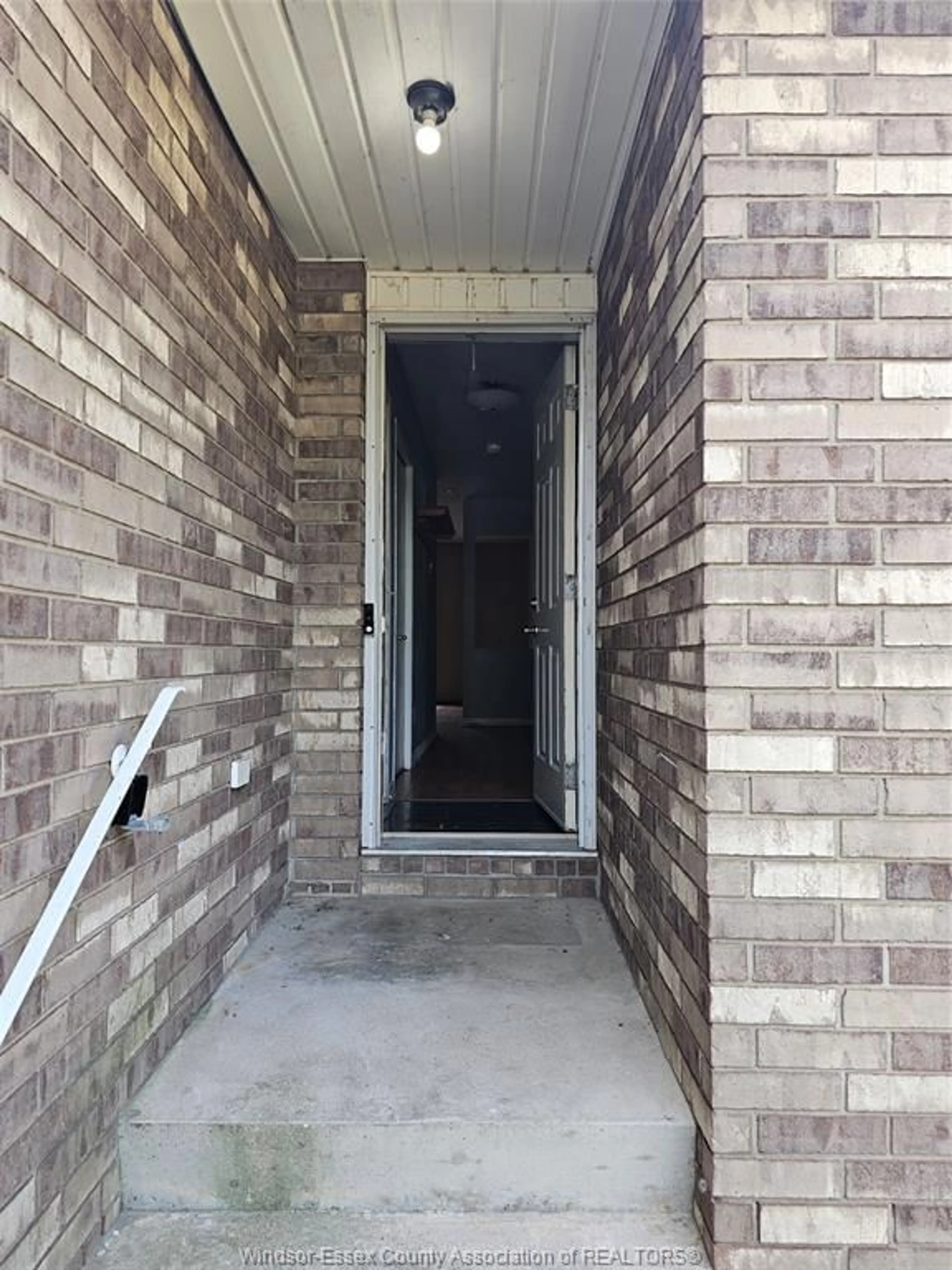 Indoor entryway for 8 EMERSON Ave, Leamington Ontario N8H 5B7
