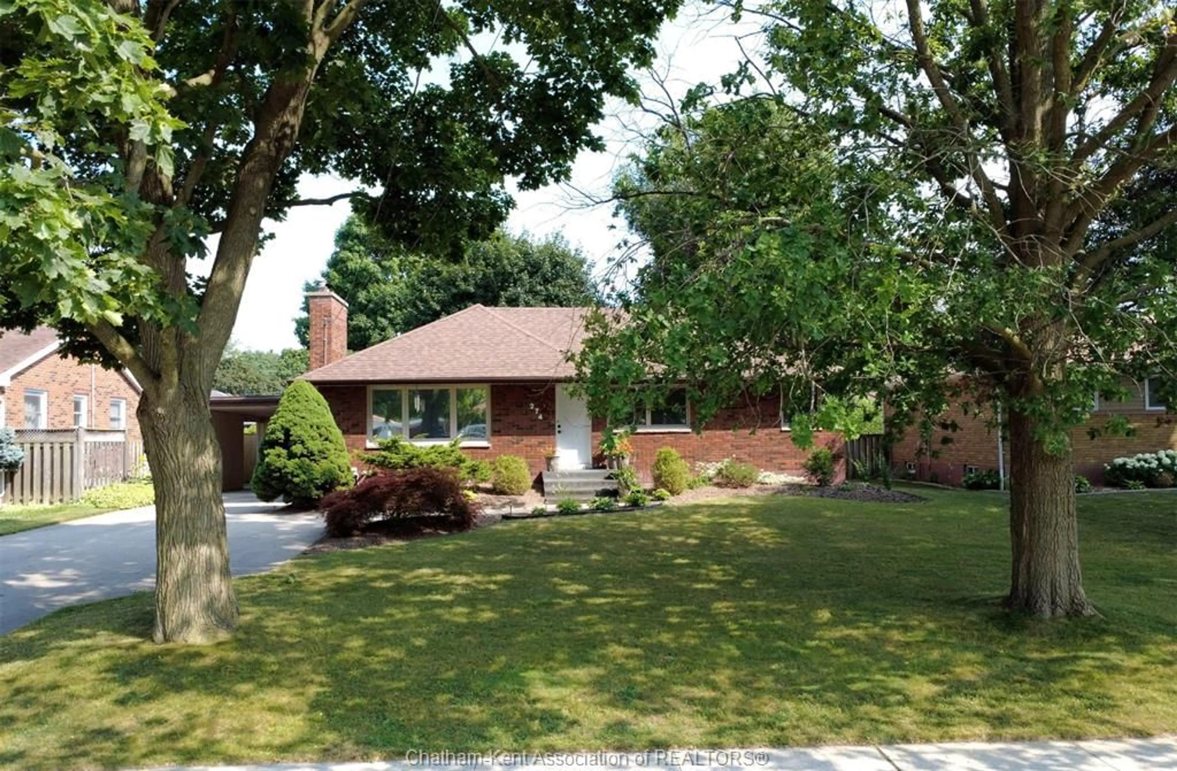 A pic from outside/outdoor area/front of a property/back of a property/a pic from drone, street for 274 TWEEDSMUIR Ave, Chatham Ontario N7M 4A4