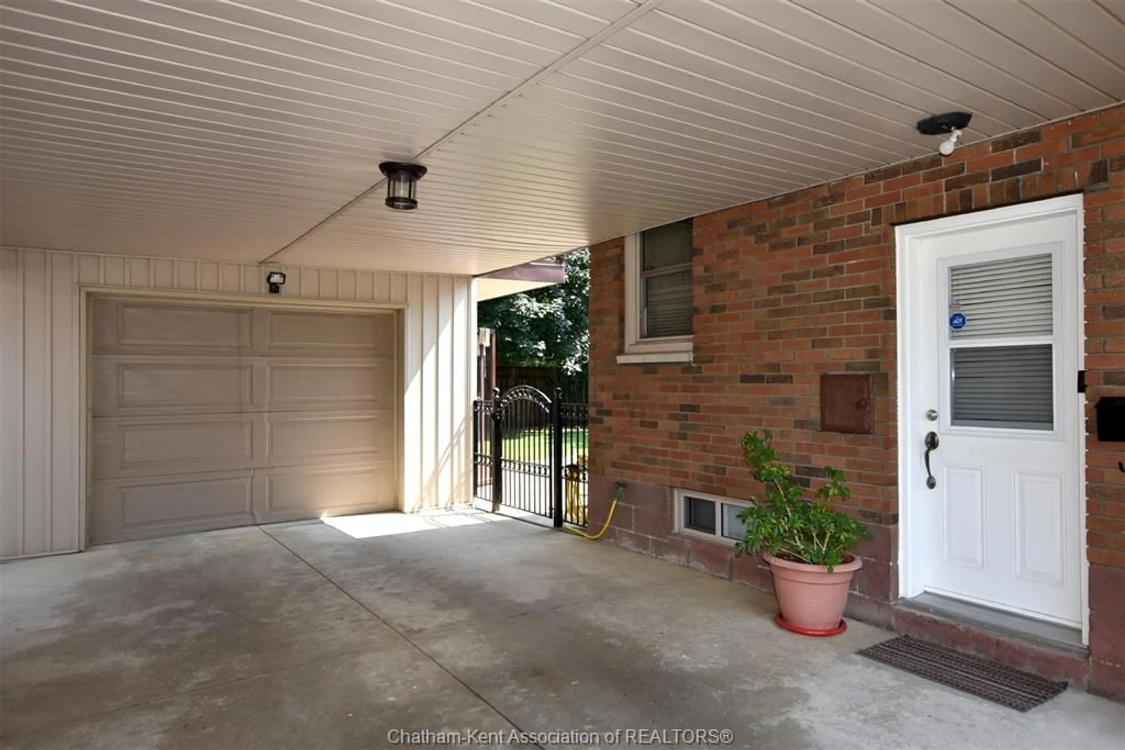 Indoor entryway for 274 TWEEDSMUIR Ave, Chatham Ontario N7M 4A4