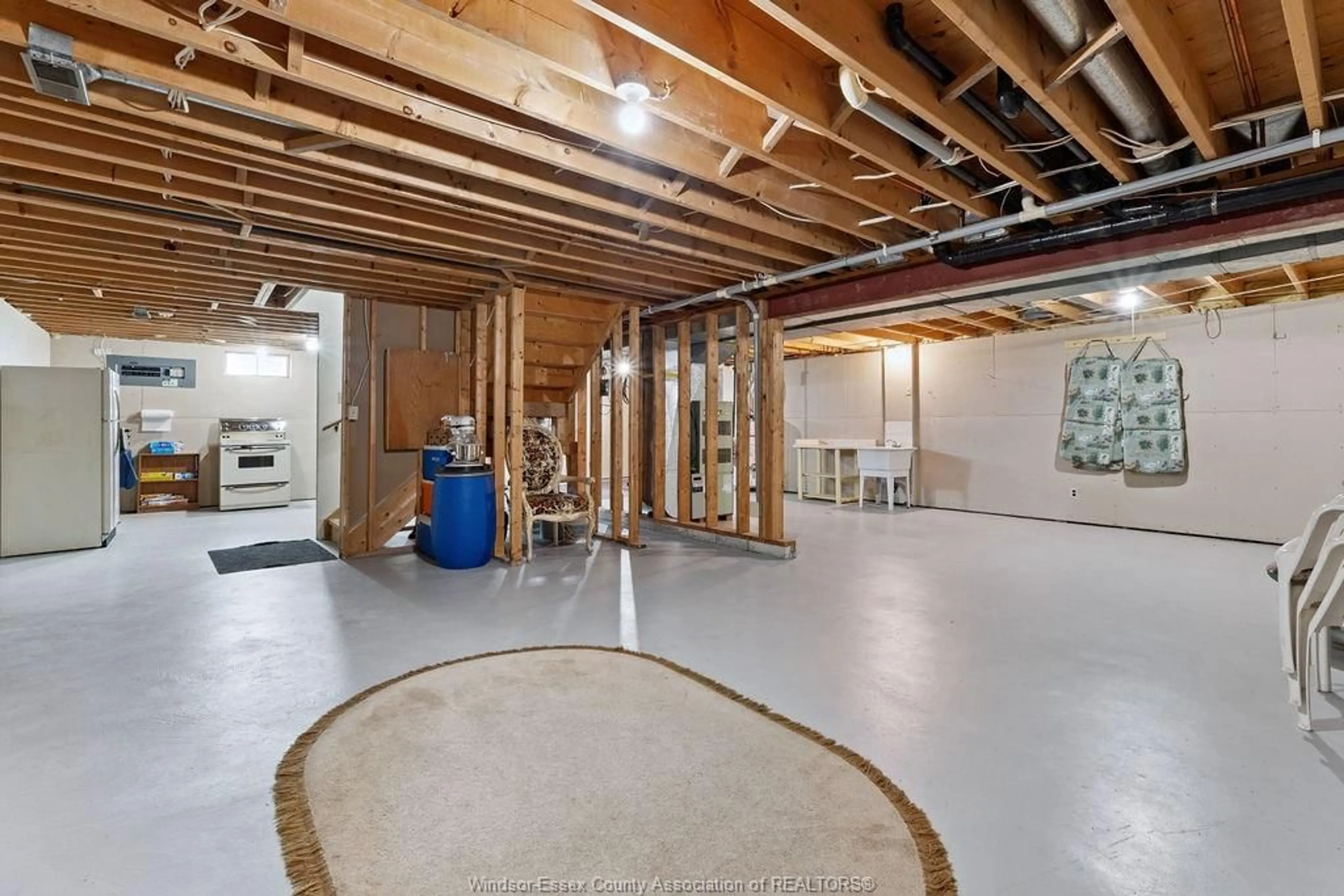 Indoor garage for 510 HARBOURNE Cres, Tecumseh Ontario N8N 3J2