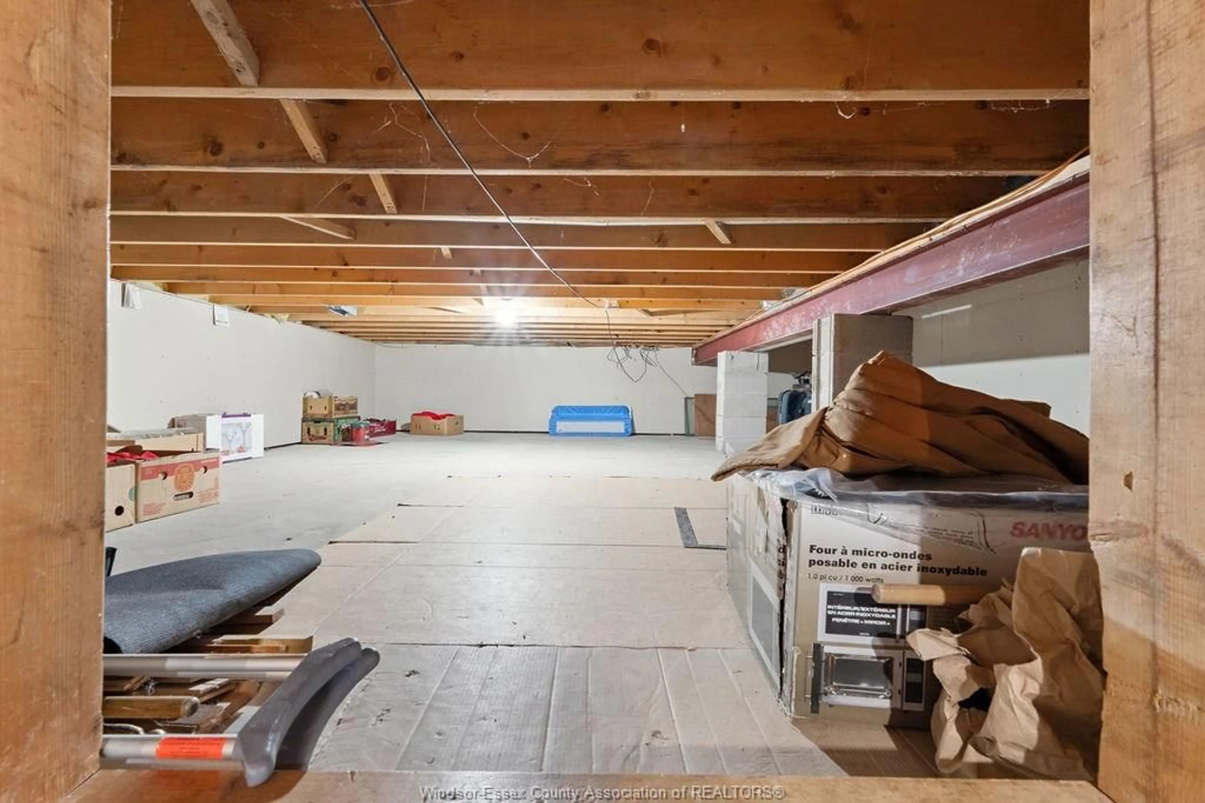Indoor garage for 510 HARBOURNE Cres, Tecumseh Ontario N8N 3J2