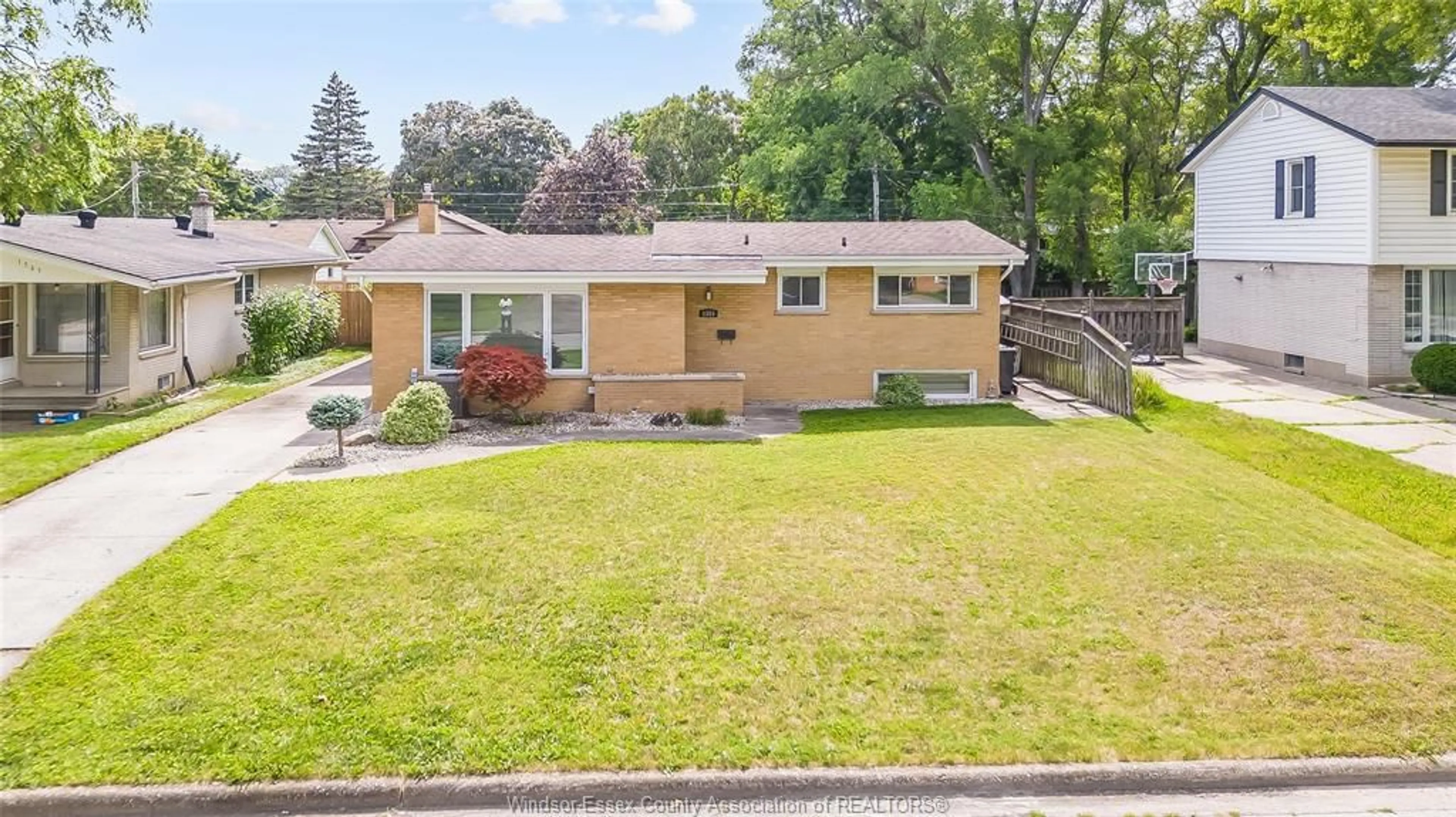 Home with vinyl exterior material, street for 1555 STRATFORD Crt, Windsor Ontario N9G 1W1