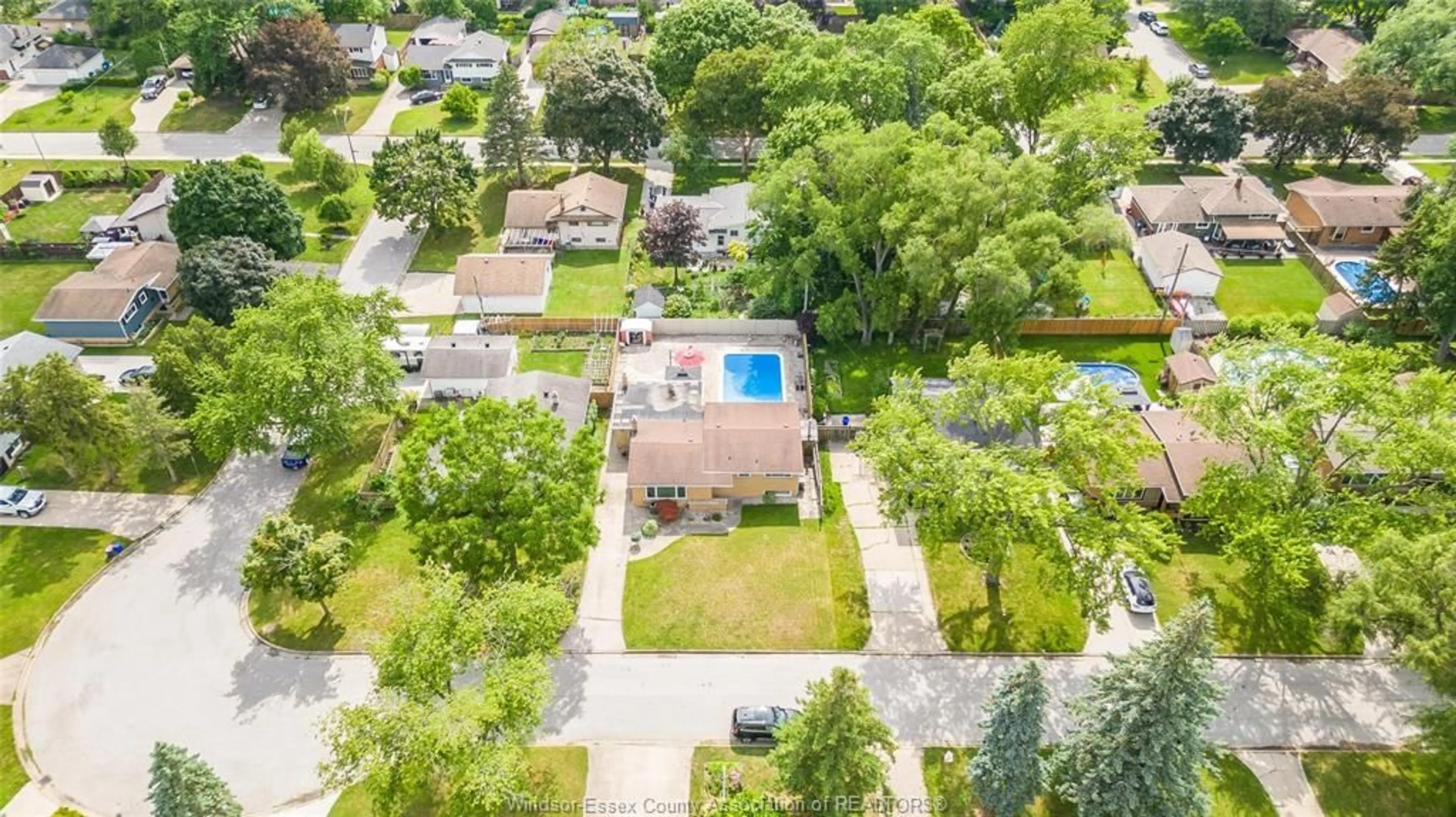 A pic from outside/outdoor area/front of a property/back of a property/a pic from drone, street for 1555 STRATFORD Crt, Windsor Ontario N9G 1W1