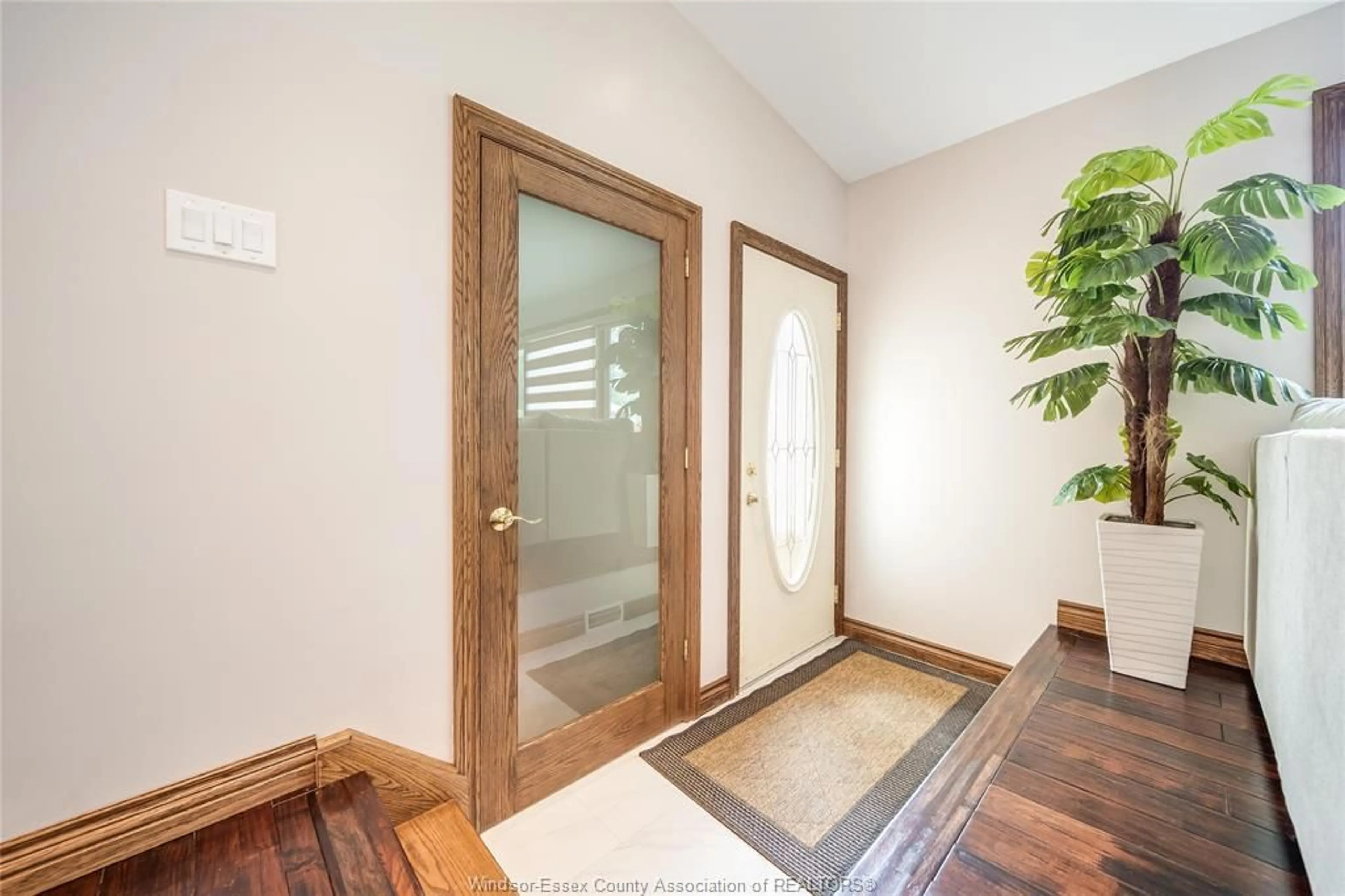 Indoor foyer for 1555 STRATFORD Crt, Windsor Ontario N9G 1W1