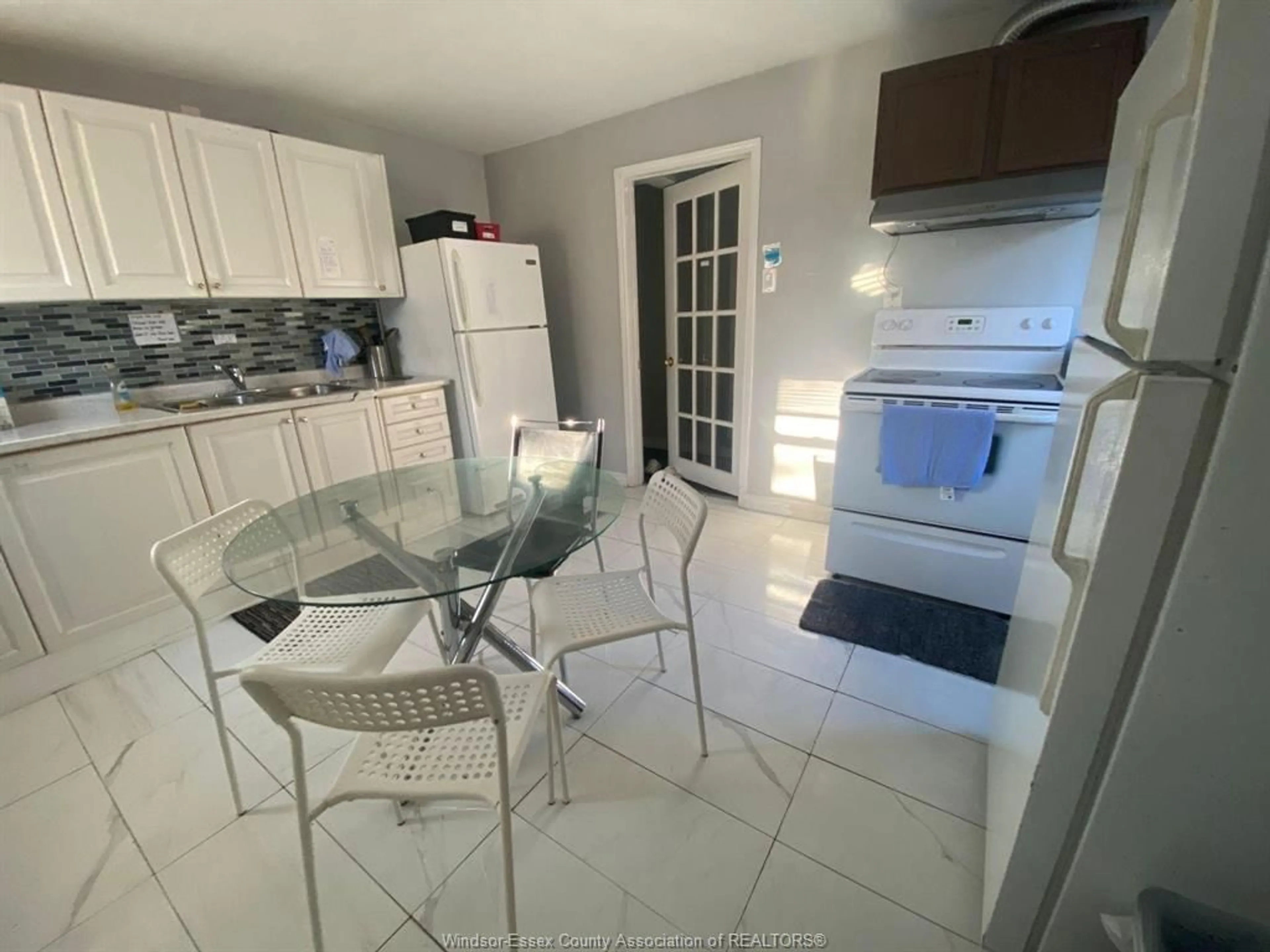 Standard kitchen, ceramic/tile floor for 3479 HARRIS, Windsor Ontario N9C 1N6