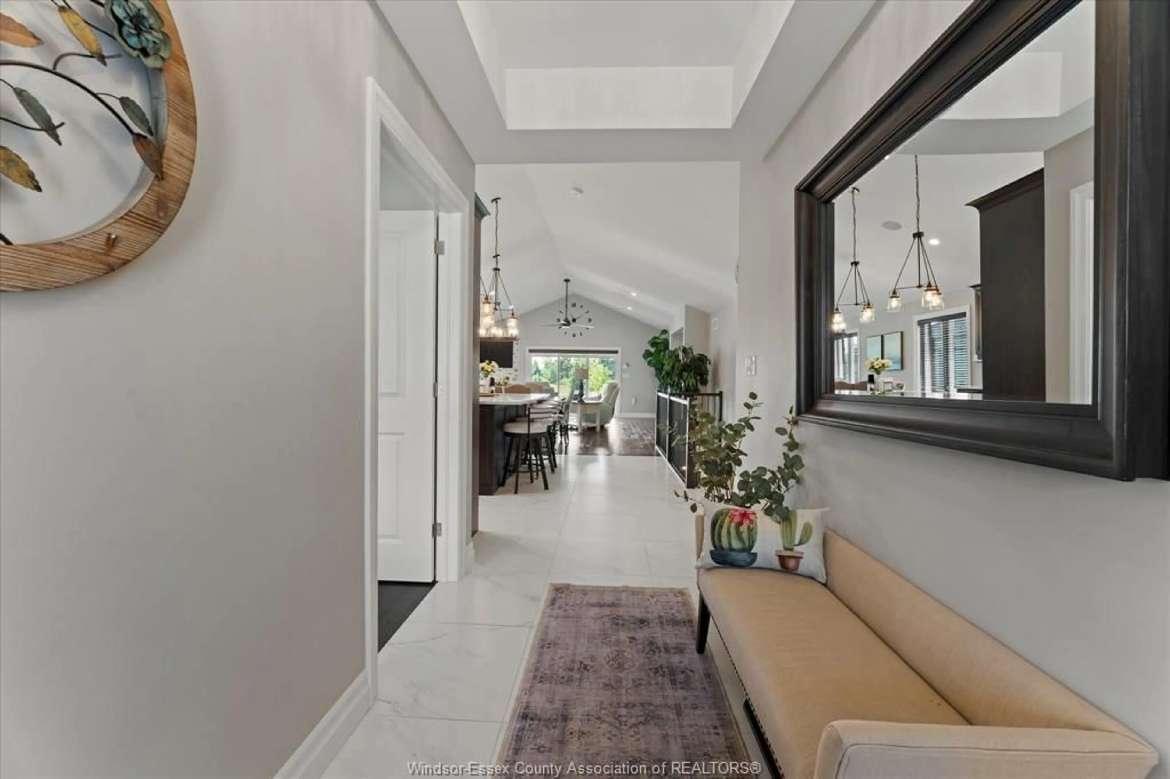 Indoor foyer for 58 YORK Blvd, Kingsville Ontario N9Y 0G3