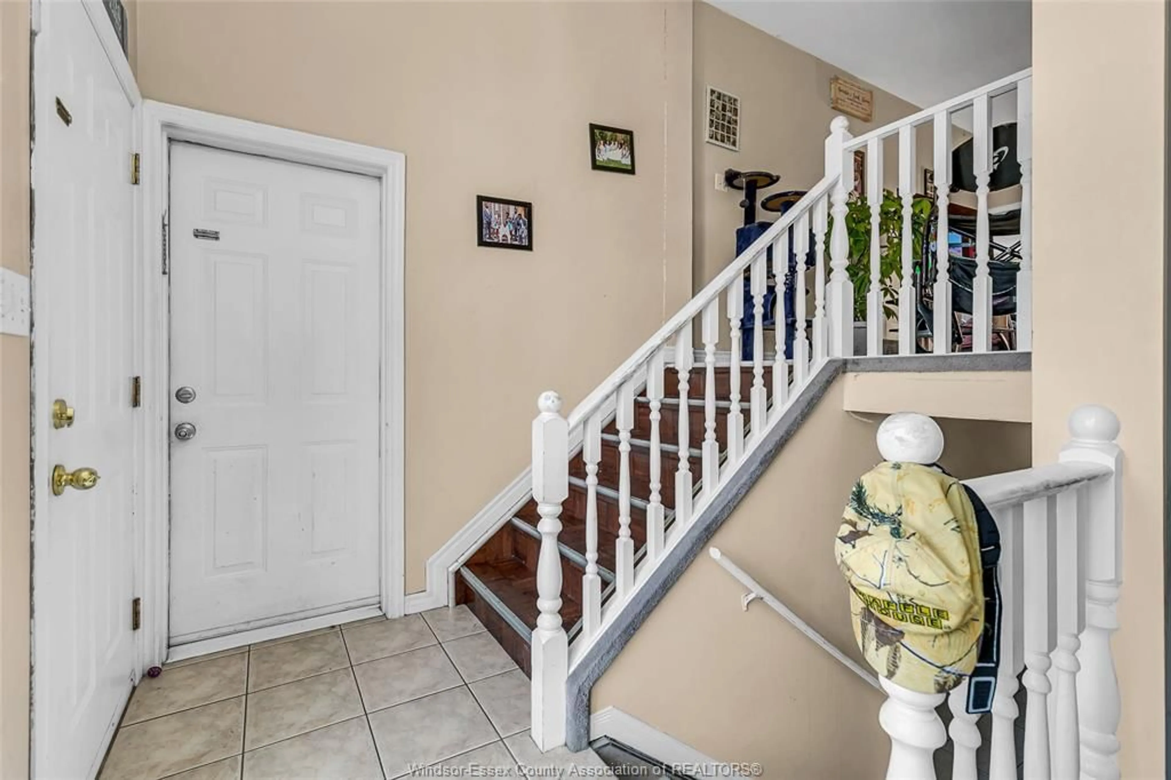 Indoor foyer for 2631 TEEDIE Cres, Windsor Ontario N8R 2K5