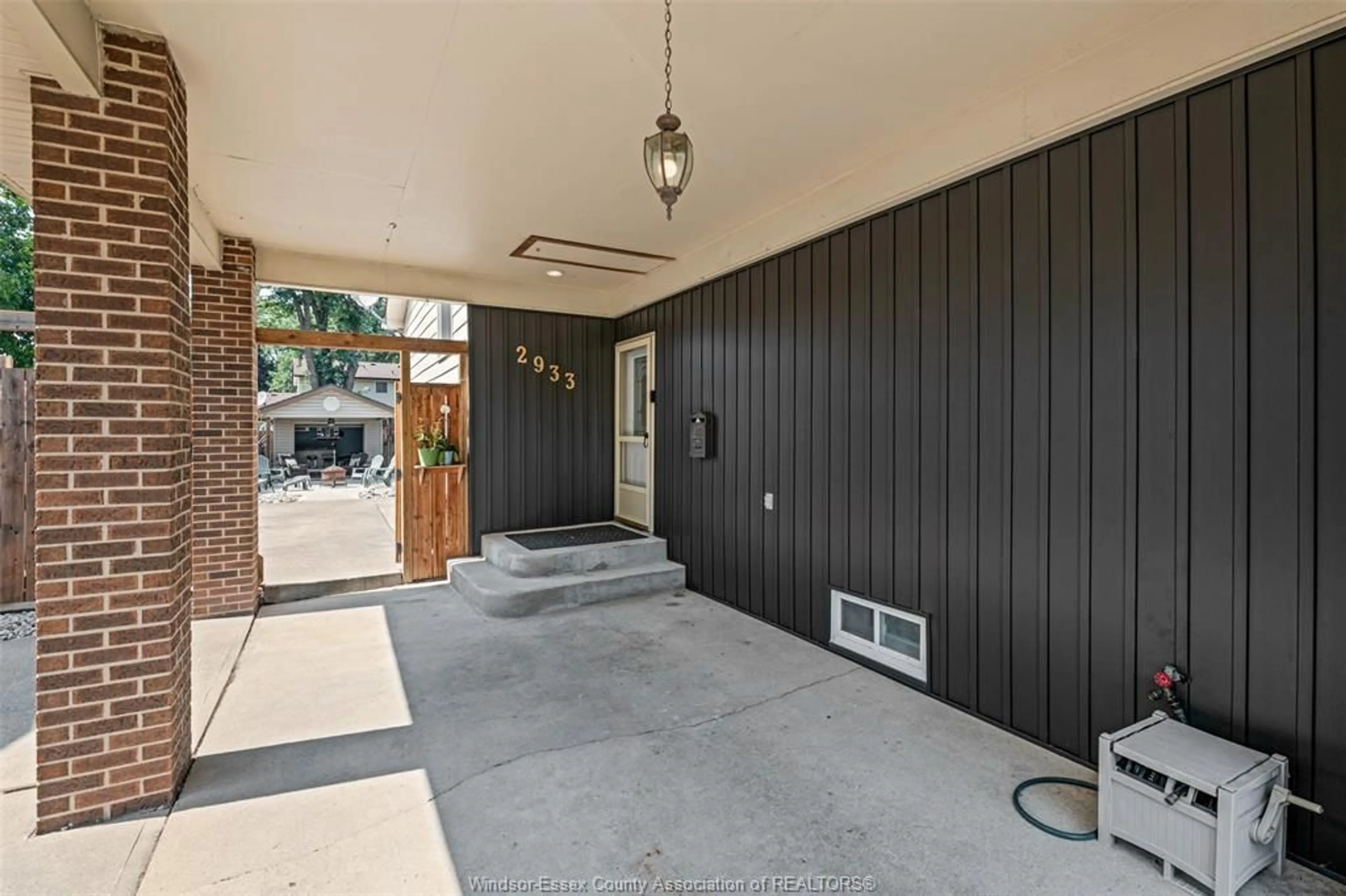 Indoor entryway for 2933 WILDWOOD Dr, Windsor Ontario N8R 1T9